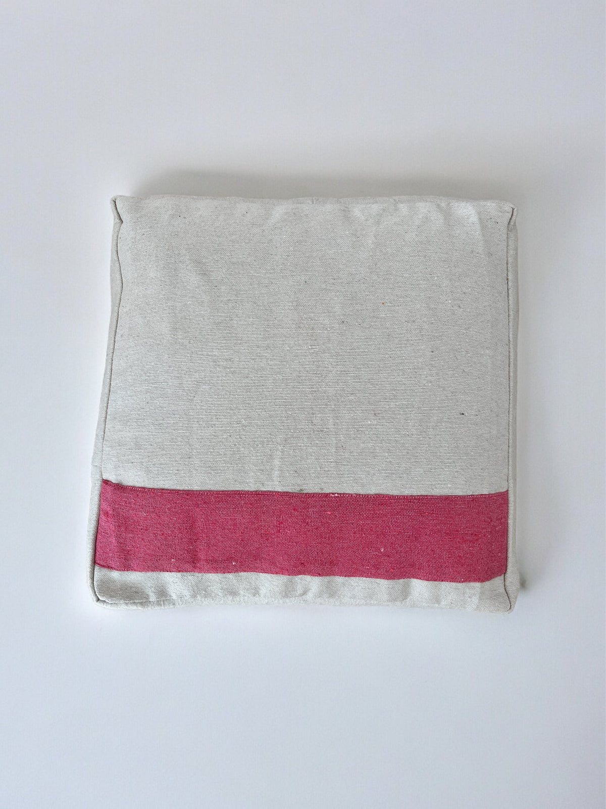 Bodenkissen aus Baumwolle für Wohnzimmer oder Kinderzimmer. Sitzsack oder Stapelstein aus Hochzeitsdecke und Baumwolldecken in 60x60x25cm. Hergestellt in Handarbeit in Marrakesch.
