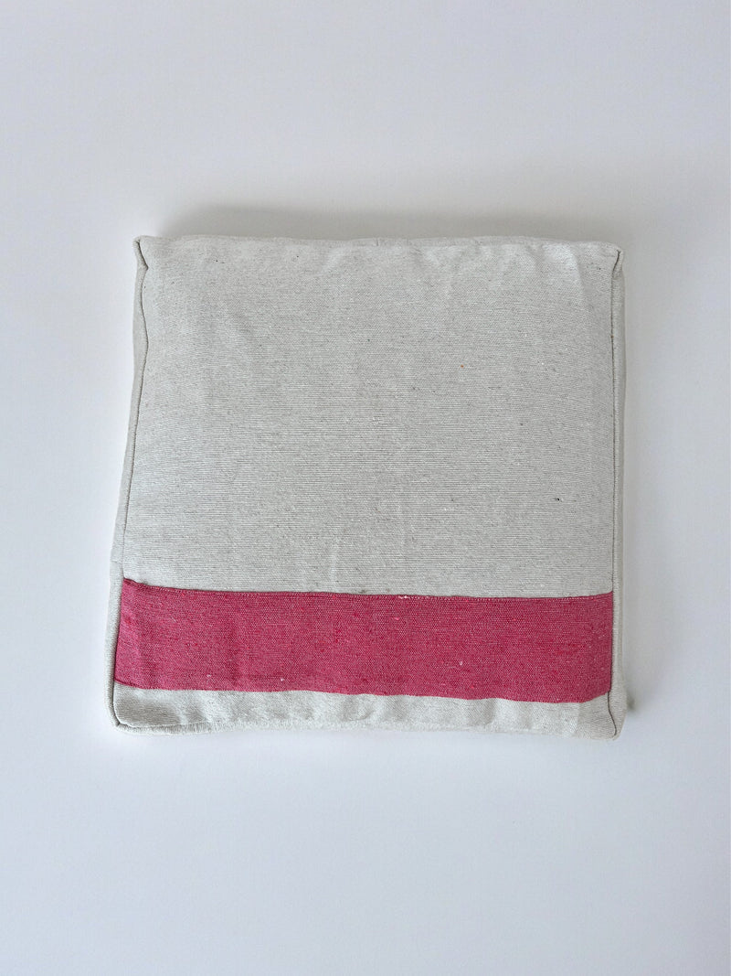Bodenkissen aus Baumwolle für Wohnzimmer oder Kinderzimmer. Sitzsack oder Stapelstein aus Hochzeitsdecke und Baumwolldecken in 60x60x25cm. Hergestellt in Handarbeit in Marrakesch.