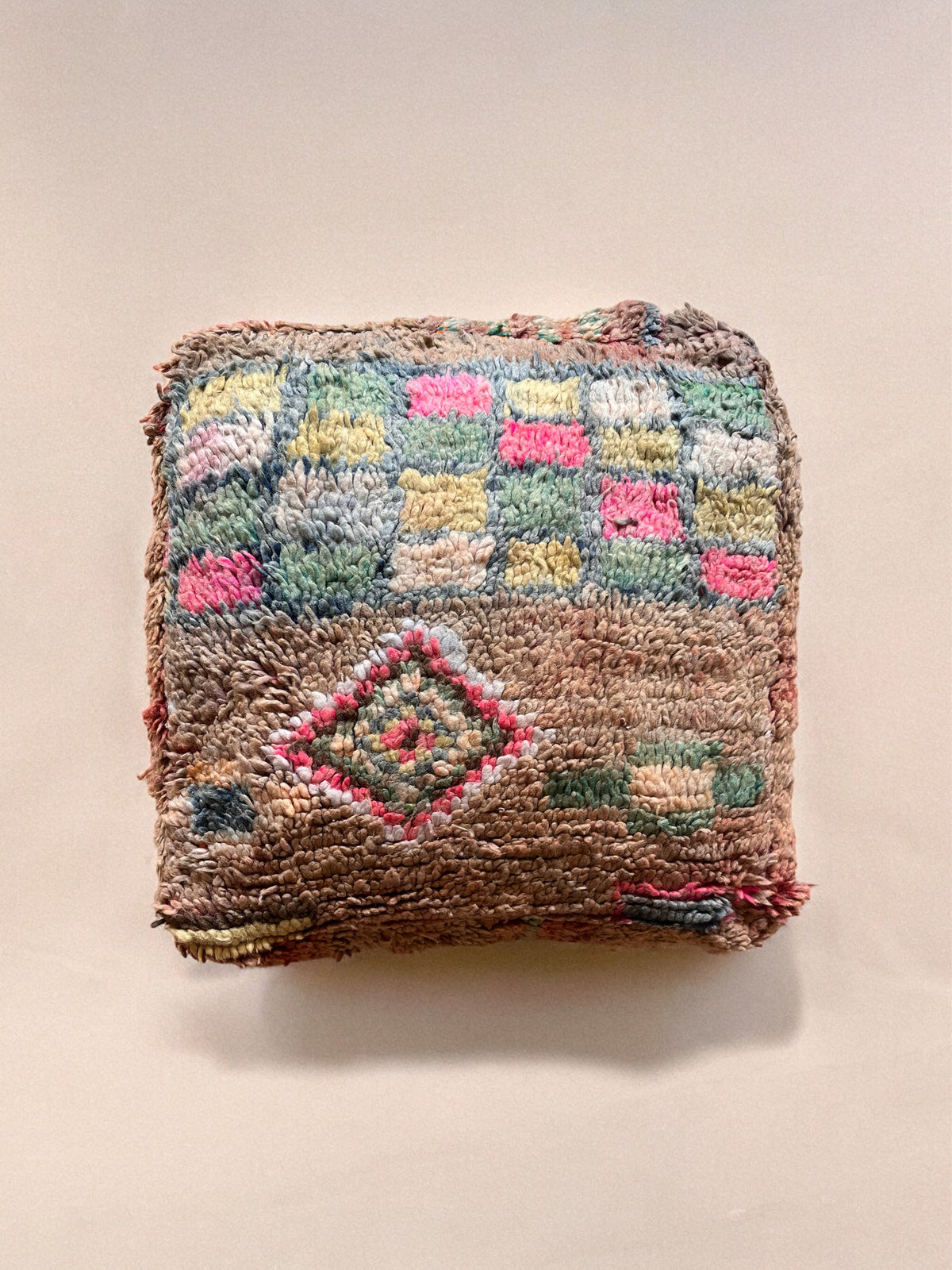  Bodenkissen aus vintage Berber Teppich für Wohnzimmer oder Kinderzimmer. Sitzsack oder Stapelstein aus Berber Teppichen in 60x60x25cm. Hergestellt in Handarbeit in Marrakesch.