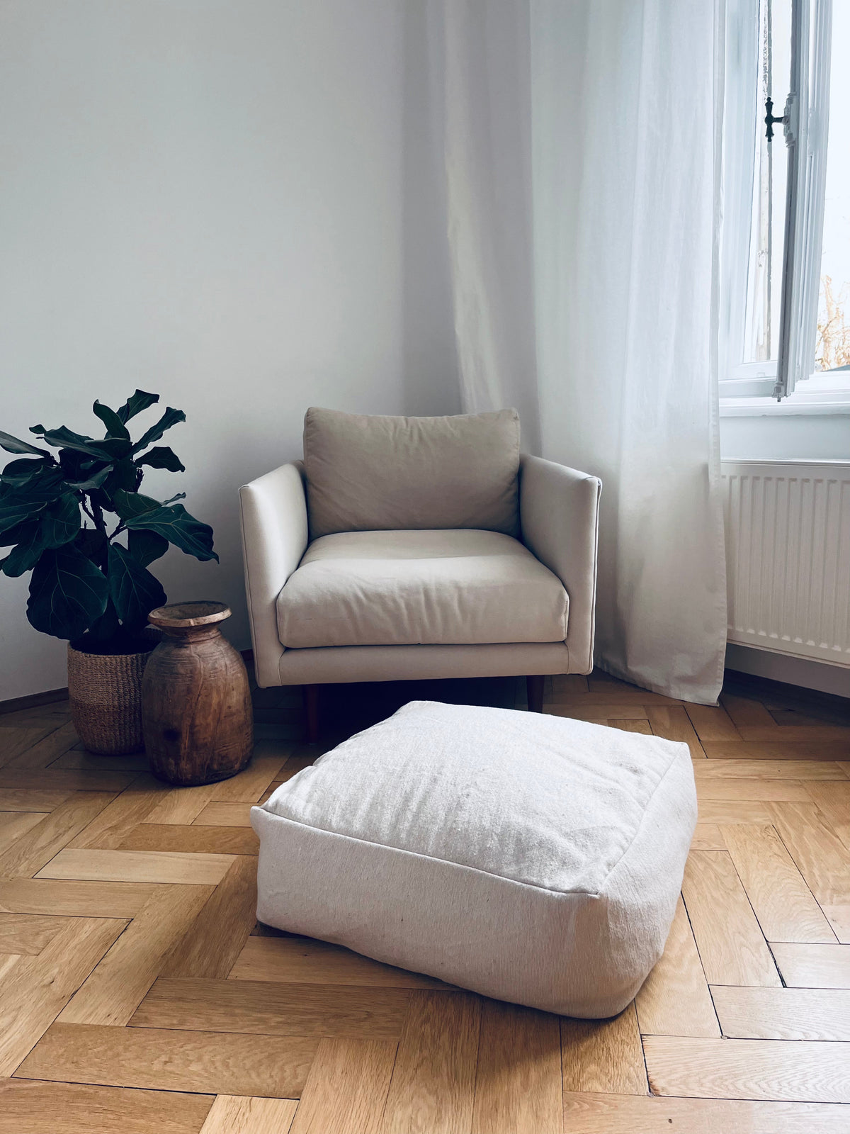 Bodenkissen vor Sessel in Altbauwohnung