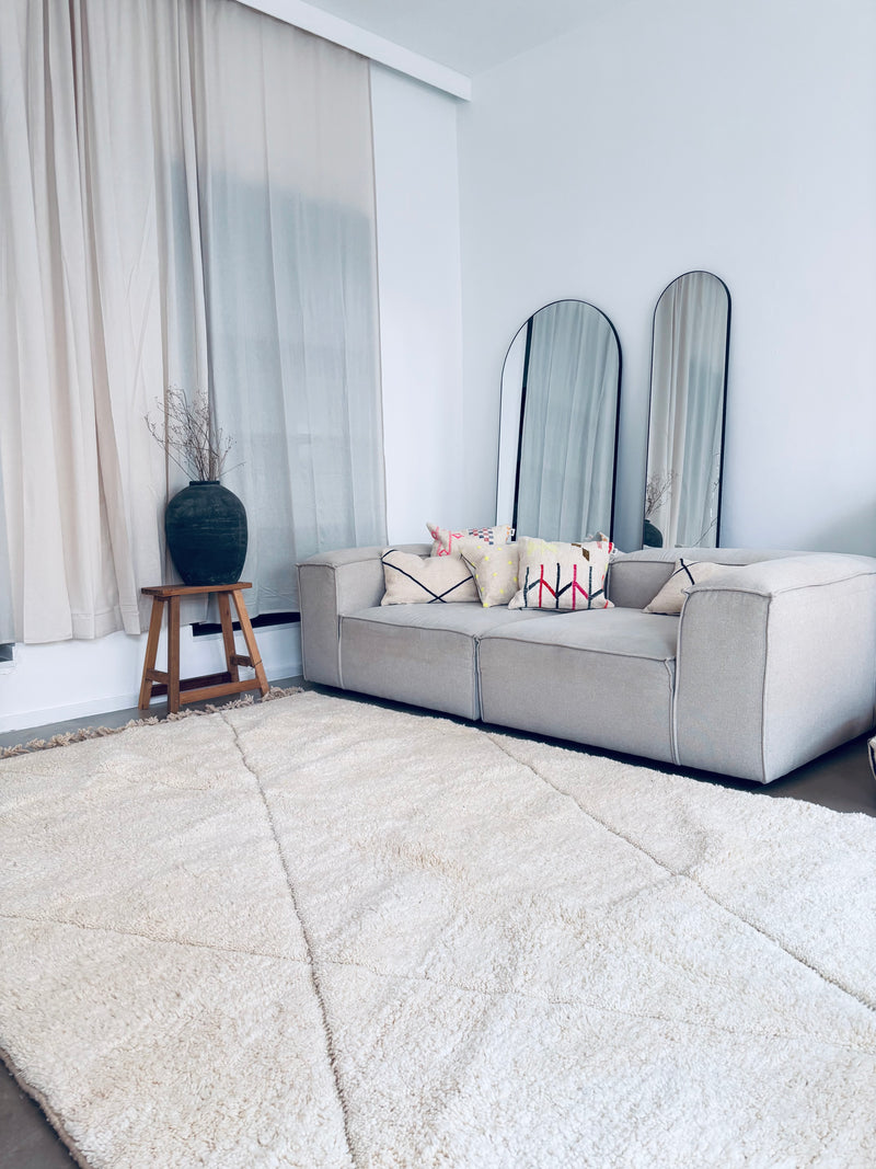 Beiger Beni Ourain Berber-Teppich im modernen Wohnraum – elegantes, schlichtes Design