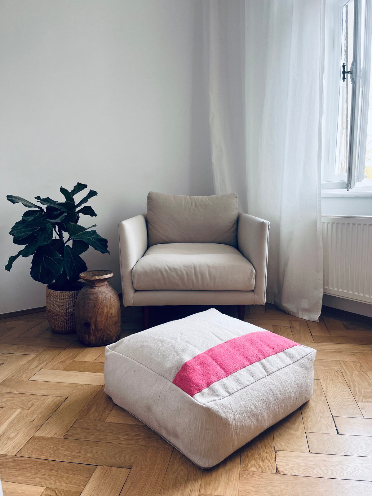 Bodenkissen aus Baumwolle für Wohnzimmer oder Kinderzimmer. Sitzsack oder Stapelstein aus Hochzeitsdecke und Baumwolldecken in 60x60x25cm. Hergestellt in Handarbeit in Marrakesch.