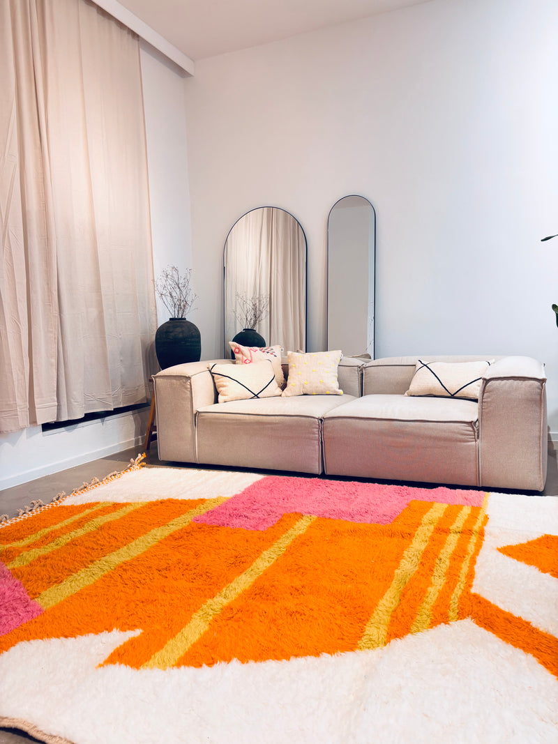 Moderner Wohnraum mit handgefertigtem Berber-Teppich in Beige und Orange-pinkem Muster