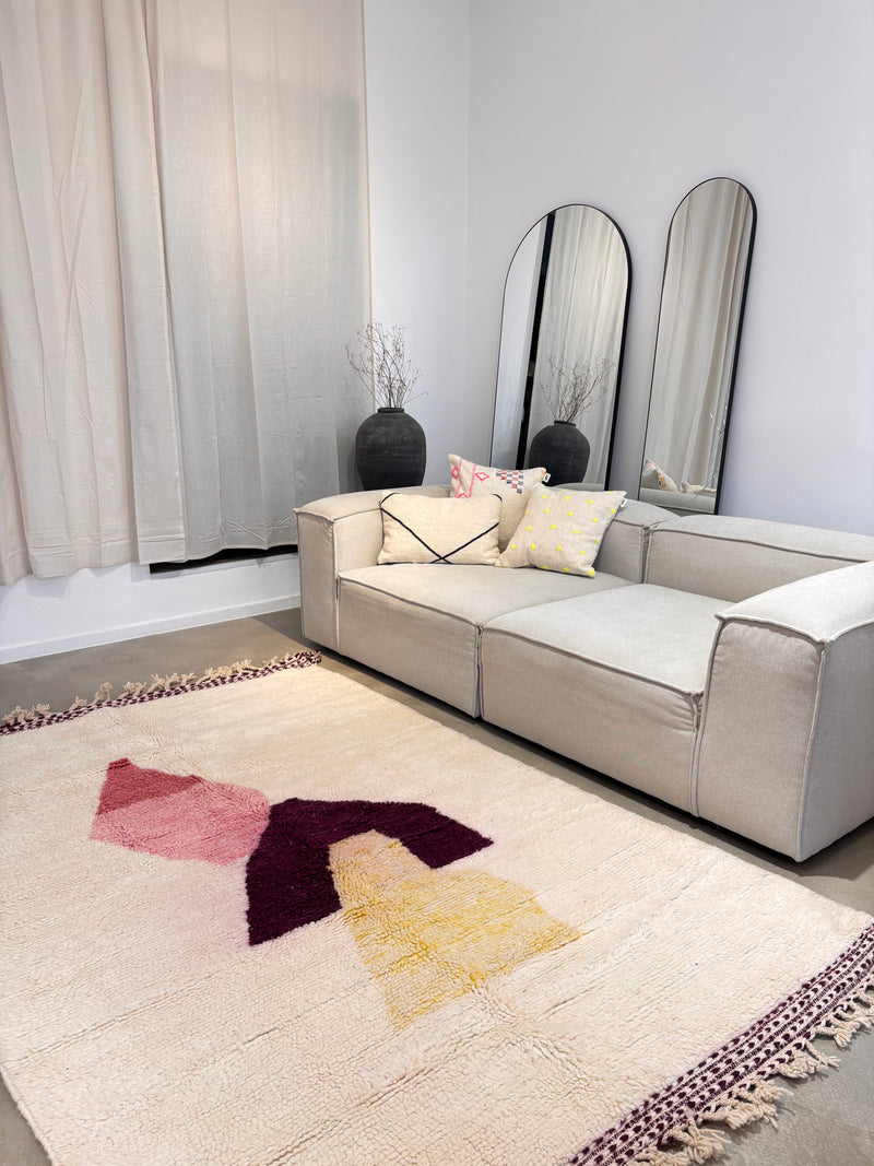 Moderner Wohnraum mit handgefertigtem Berber-Teppich in Beige und bunte Muster