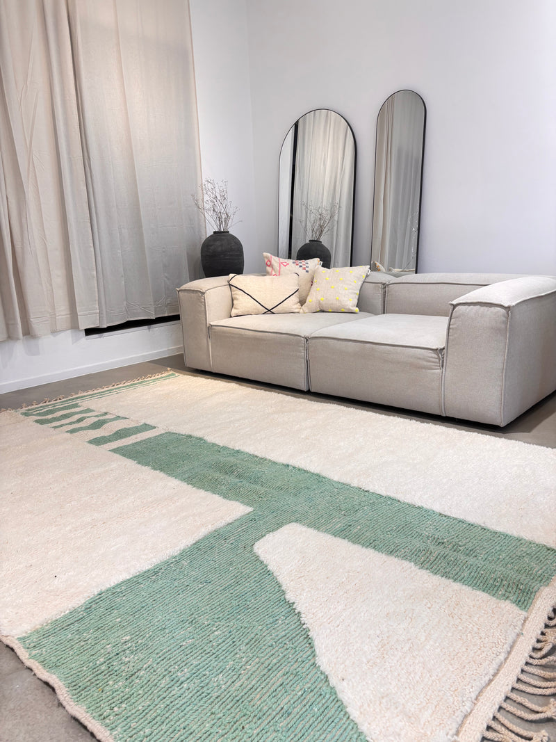 Moderner Wohnraum mit handgefertigtem Berber-Teppich in Beige und Türkis
