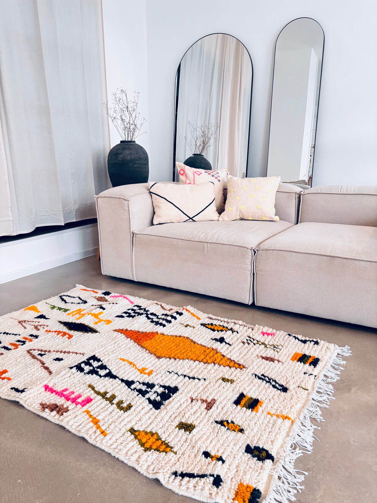 Minimalistischer Beni Ourain Teppich mit bunten Akzenten als stilvolle Ergänzung im Wohnraum