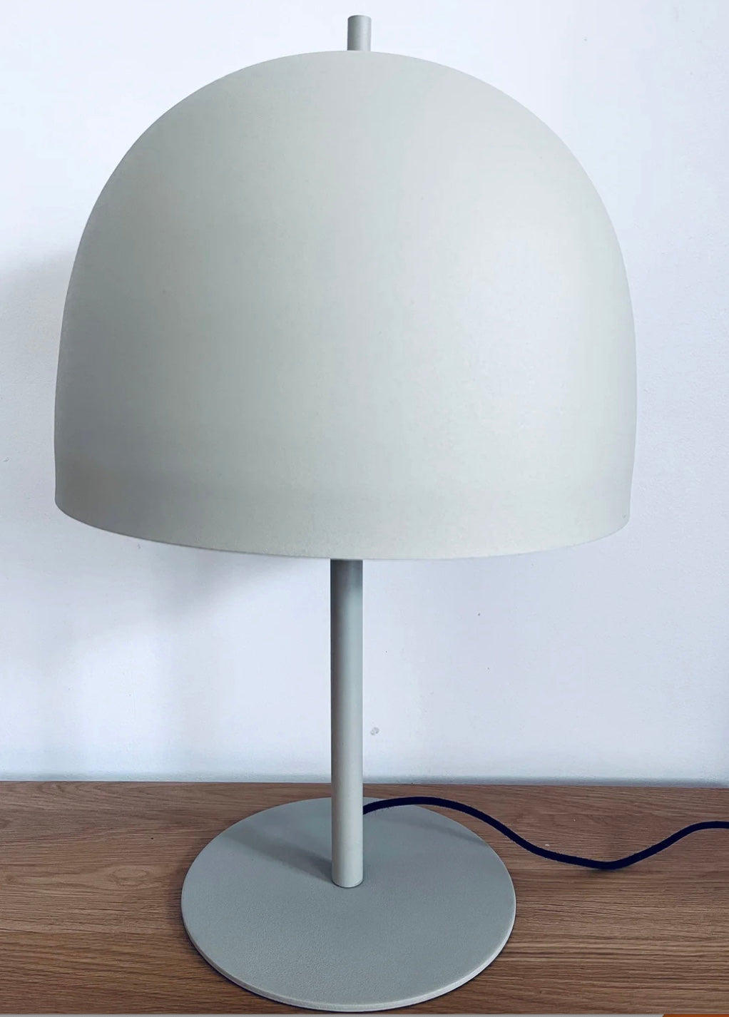 Wunderschöne Tischlampe für das Wohnzimmer in dezentem beige