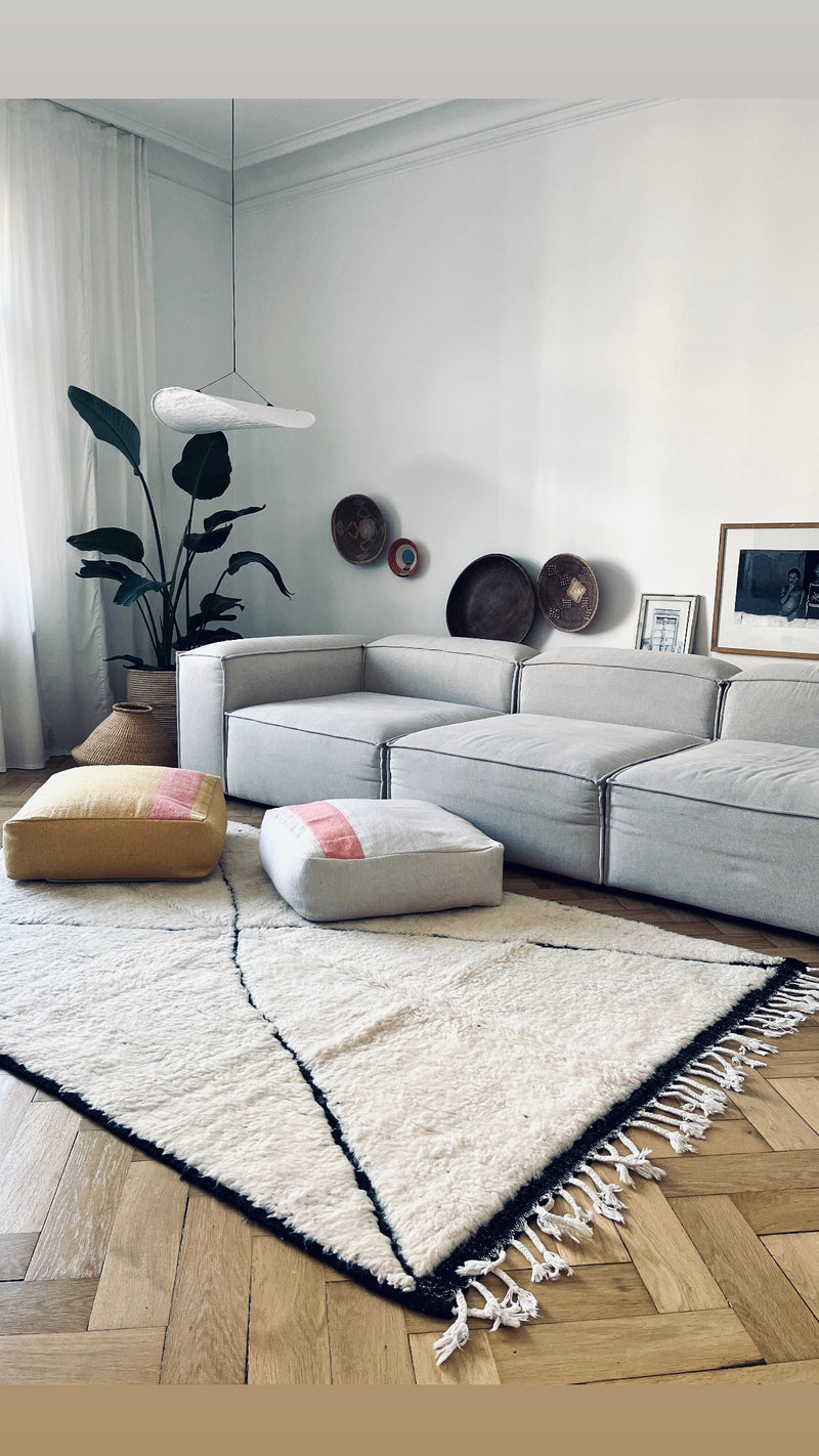 Beni Ouarin Teppich aus Marokko für die Wohnzimmereinrichtung. Zusammen mit Bodenkissen in Frühlingsfarben das perfekte Duo für schönes Interior. 