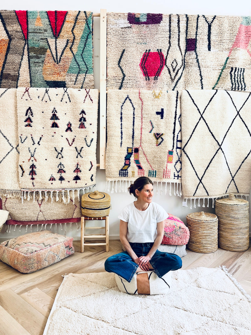 Berber Teppiche wie Beni Ourain oder Azilal zusammen mit Bodenkissen und Körben dekoriert im Store The danish girl in München 