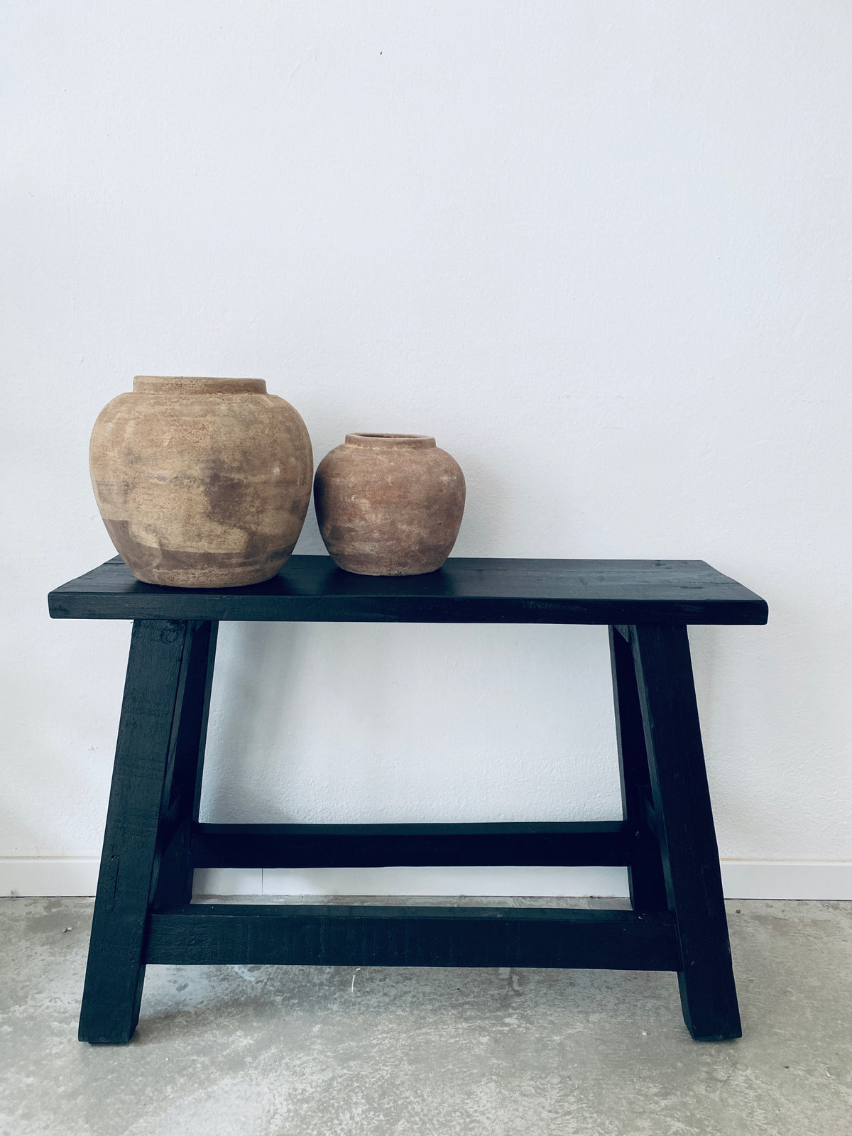 SCHLICHTE SCHWARZE HOLZBANK. DANISH DESIGN WIRD SCANDI-BOHO. 