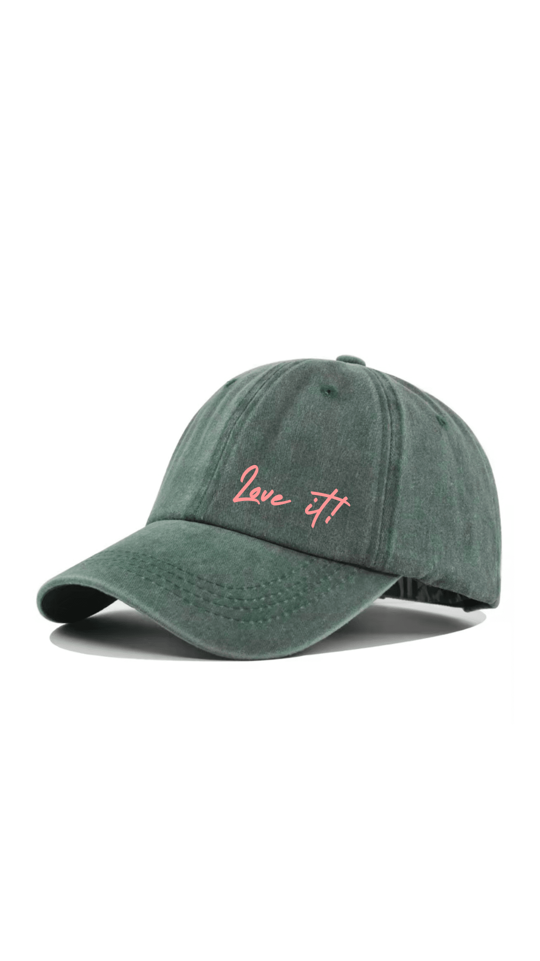 Die LEY! „Love it“-Kappe in Lila ist auf der Vorderseite mit einer rosa Stickerei in Schreibschrift verziert.