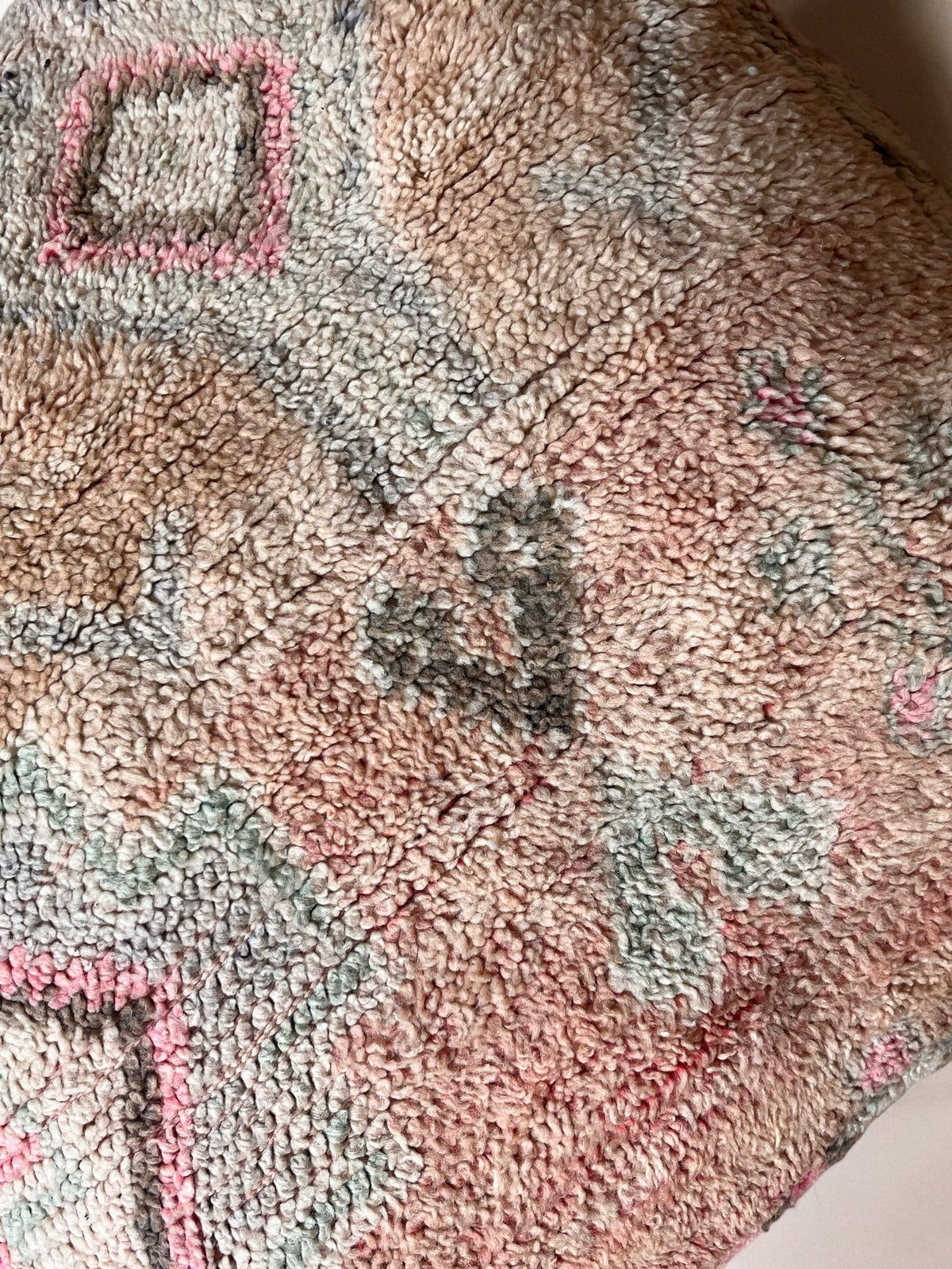 Bodenkissen aus vintage Berber Teppich für Wohnzimmer oder Kinderzimmer. Sitzsack oder Stapelstein aus Berber Teppichen in 60x60x25cm. Hergestellt in Handarbeit in Marrakesch.