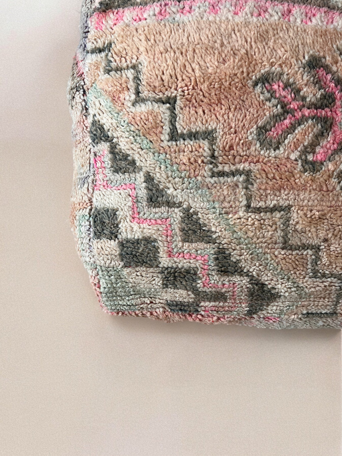 Bodenkissen aus vintage Berber Teppich für Wohnzimmer oder Kinderzimmer. Sitzsack oder Stapelstein aus Berber Teppichen in 60x60x25cm. Hergestellt in Handarbeit in Marrakesch.