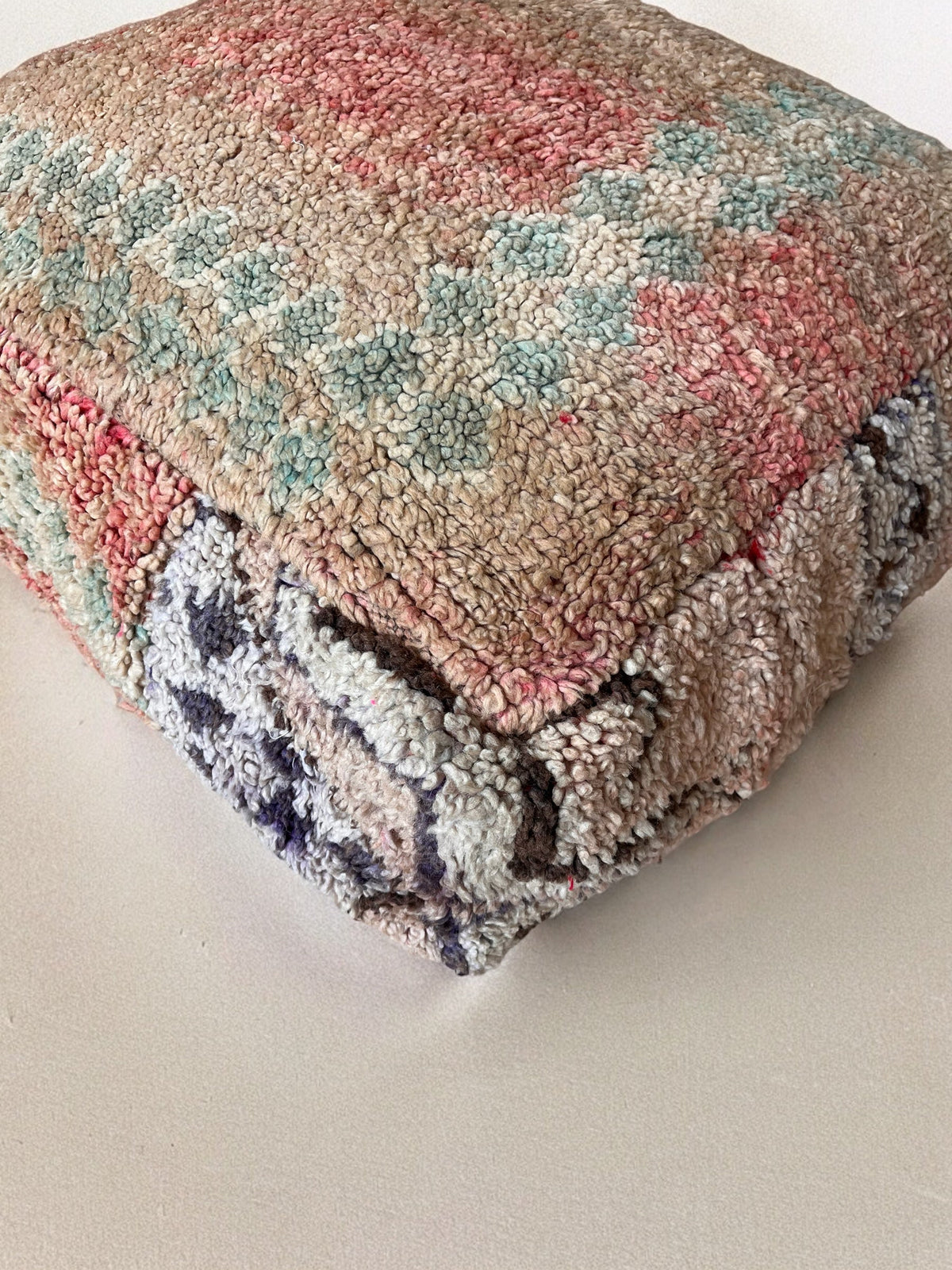 Weiches Bodenkissen aus vintage Berber Teppich für Wohnzimmer oder Kinderzimmer. Sitzsack oder Stapelstein aus Berber Teppichen in 60x60x25cm. Hergestellt in Handarbeit in Marrakesch.