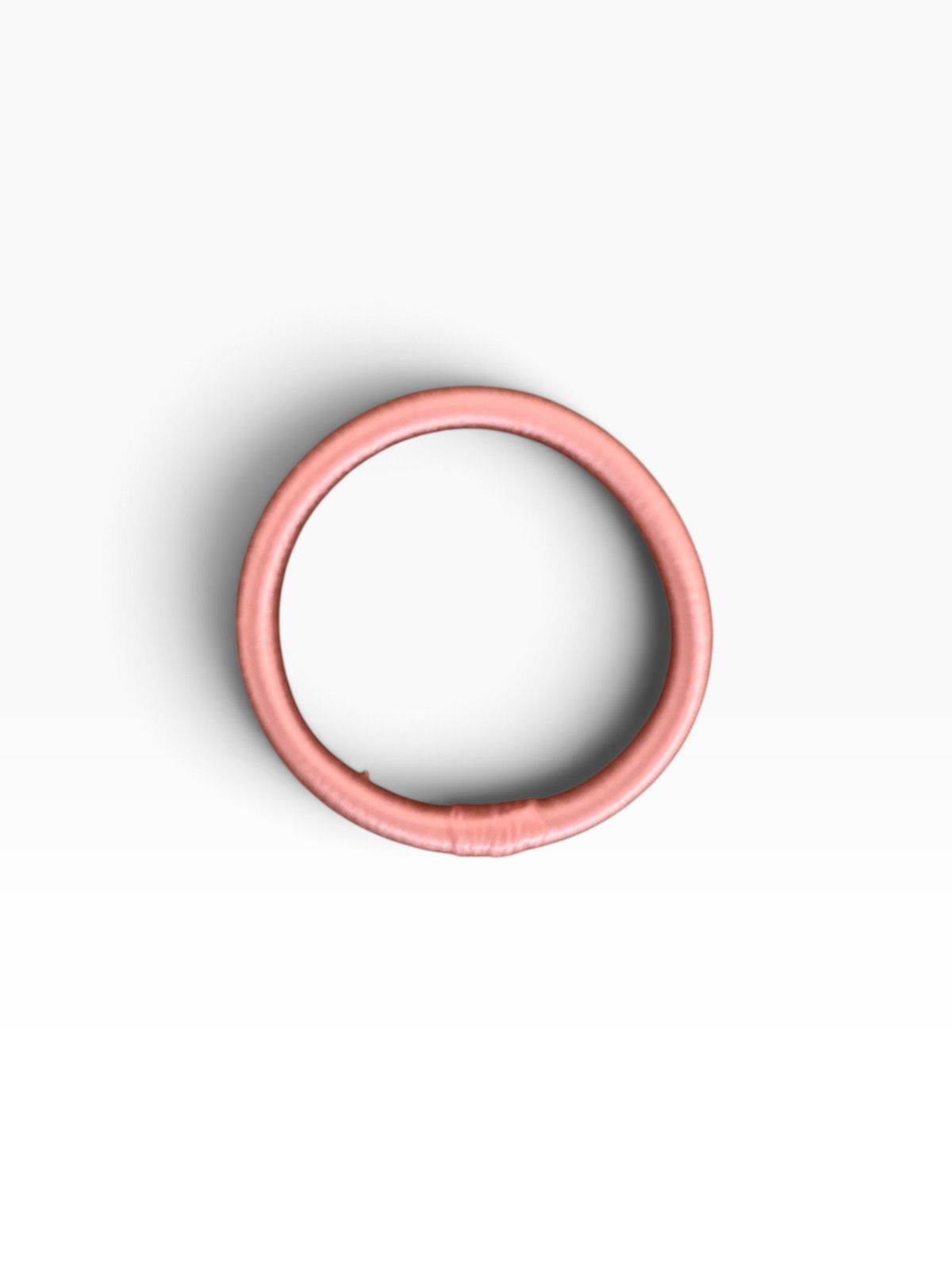 Der Armreif „Minama“ von LEY! in Rosa-Pink setzt einen eleganten Akzent – ideal für den minimalistischen Look.