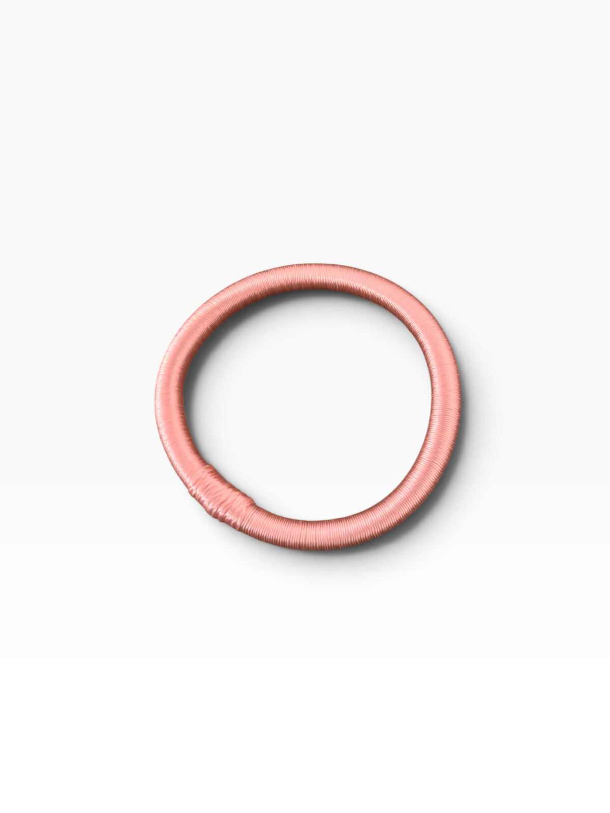 Der Armreif „Minama – Rosa-Pink“ von LEY! setzt vor weißem Hintergrund einen kräftigen Farbakzent zu einem minimalistischen Look.