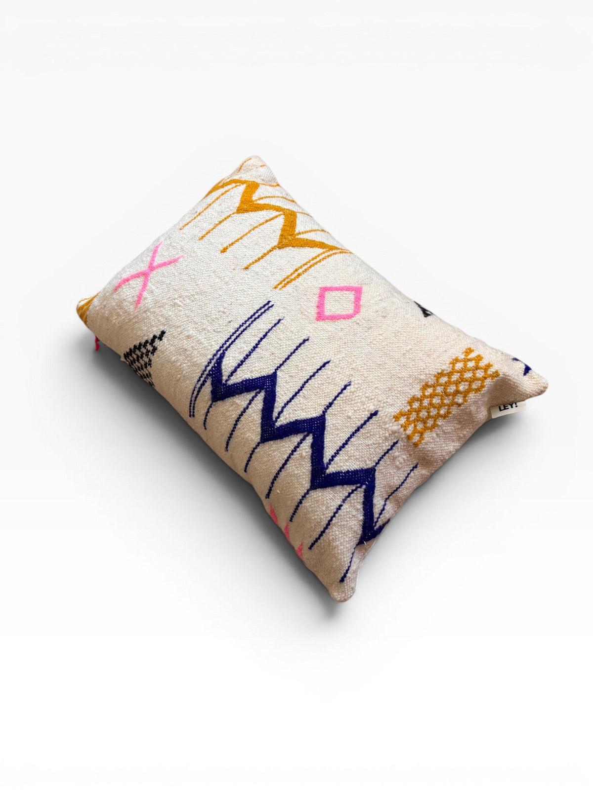 LEY! Kissen - Colorful Line 40x60, von LEY!, mit bunten Linien auf beige, dekorativ auf weißer Fläche.