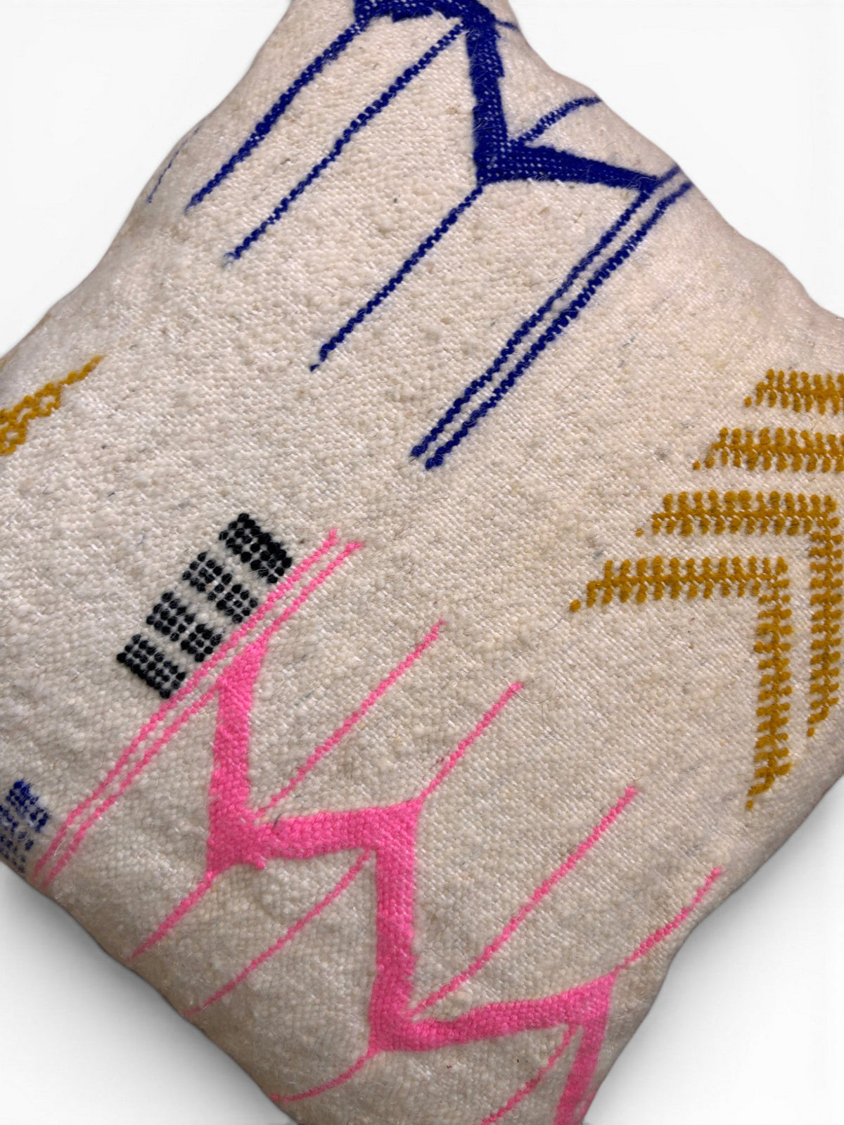 LEY! Kissen - Colorful Line, 50x50 cm von LEY!, mit bunten abstrakten Linien in Blau, Pink, Gelb & Schwarz.