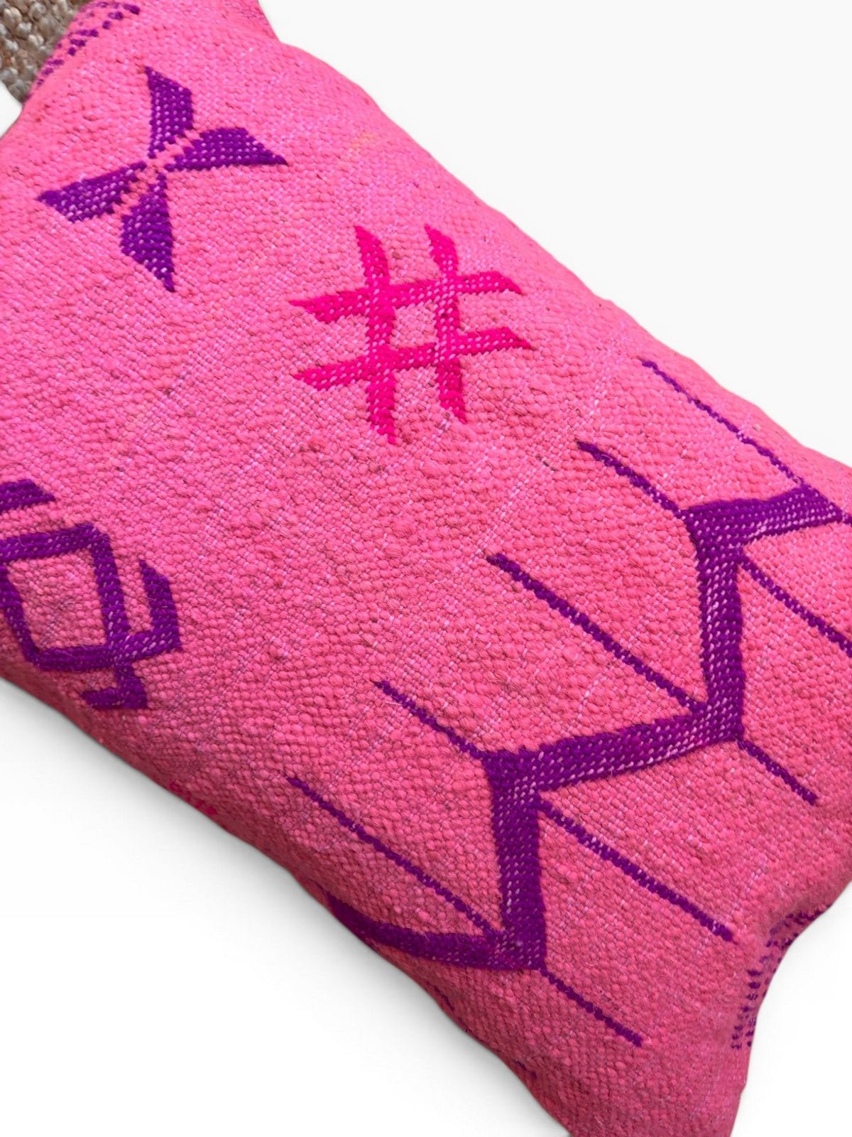 LEY! Kissen Colorful Line PINK EDITION, 40x60, rosa Schurwolle mit abstrakter lila und magentafarbener Stickerei.