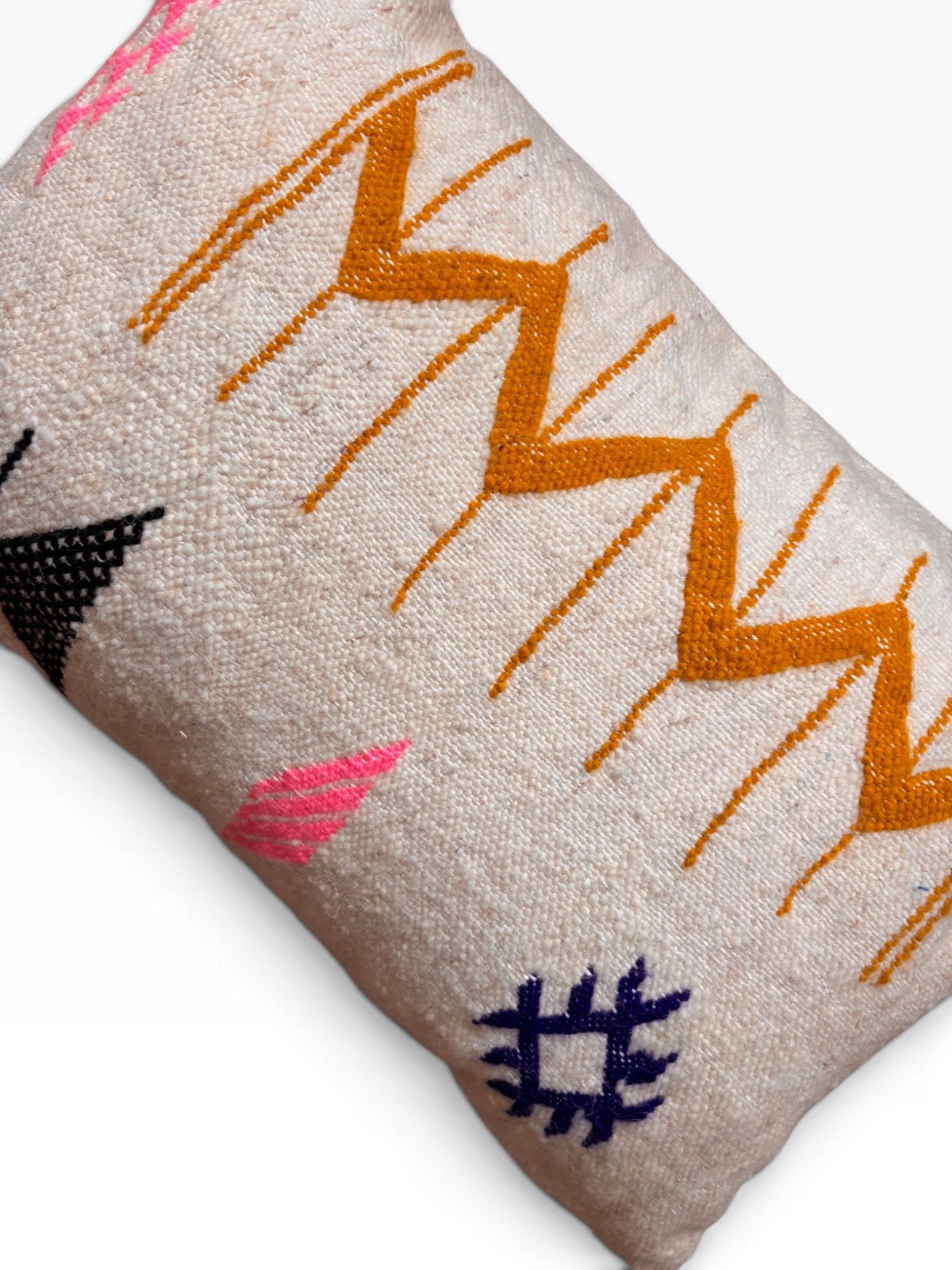 LEY! Kissen - Colorful Line, 40x60 cm: Beige, mit orangem Zickzack und bunter handgemachter Marrakesch Stickerei.