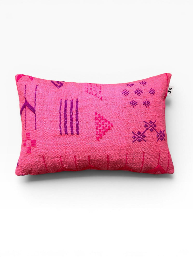 LEY! - Kissen - Colorful Line - PINK EDITION (40x60): rosa geometrisches Kissen mit lila Akzenten auf weiß.