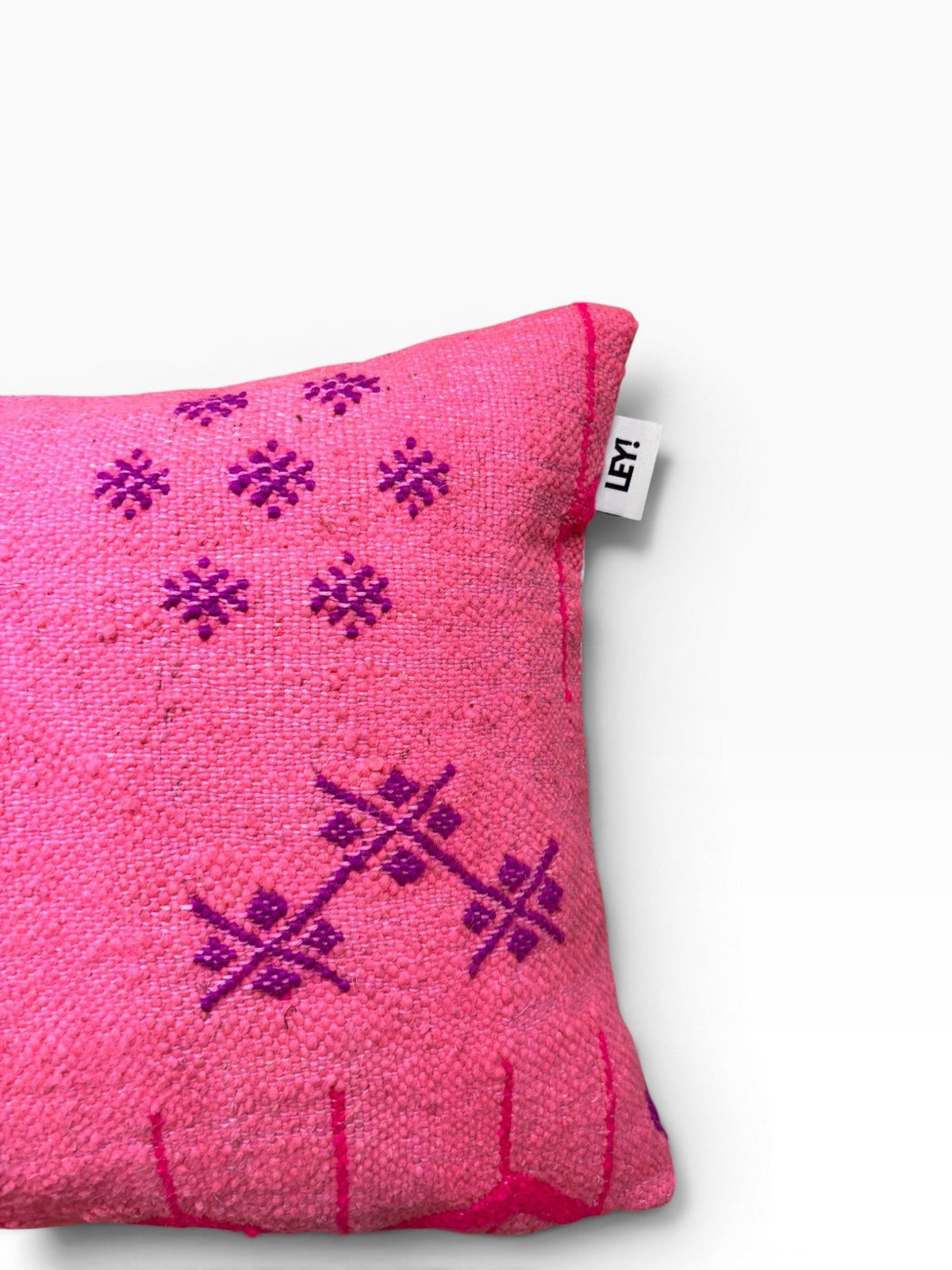 LEY! Bunte Line Kissen, PINK EDITION 40x60, mit lila geometrischen Mustern und sichtbarem Stoffanhänger.