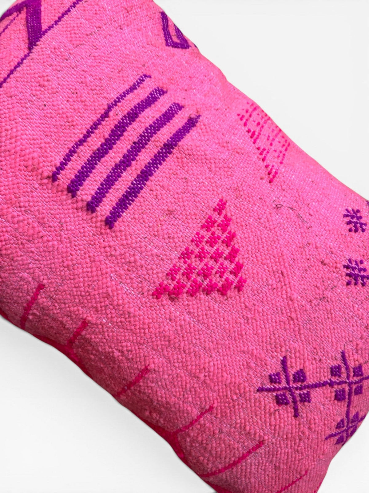 Das LEY! Kissen - Colorful Line PINK EDITION (40x60) zeigt violette geometrische Streifen auf Weiß, inspiriert von Marrakesch.
