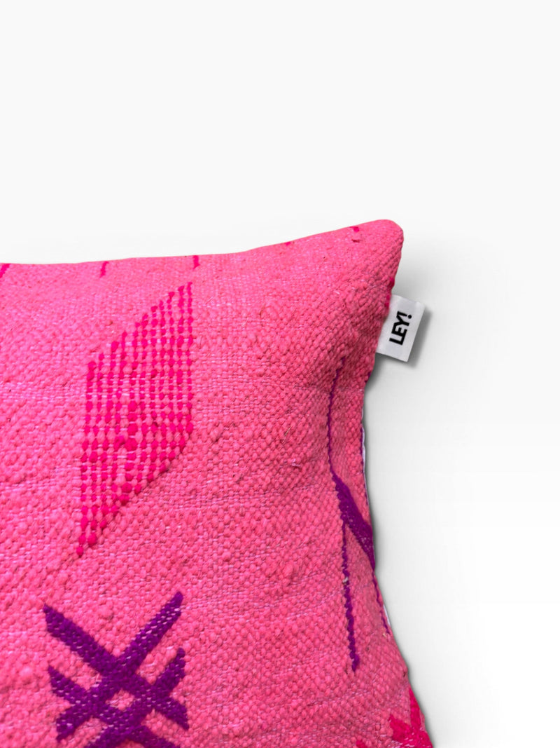 Nahaufnahme eines LEY! Kissen Colorful Line PINK EDITION (40x60) mit lila geometrischen Mustern und "LEY!"-Anhänger.