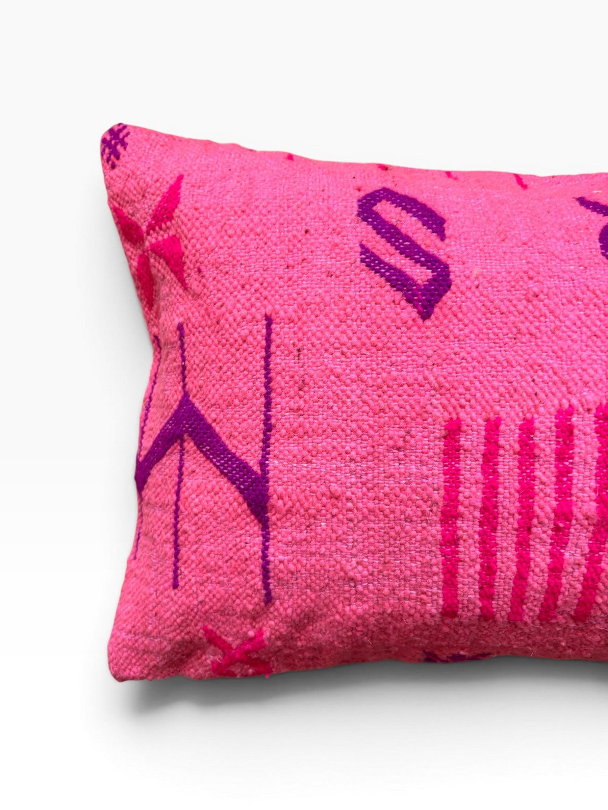 LEY! Buntes Line Kissen Pink Edition 40x60 mit lila geometrischen und gestreiften Motiven auf weiß.