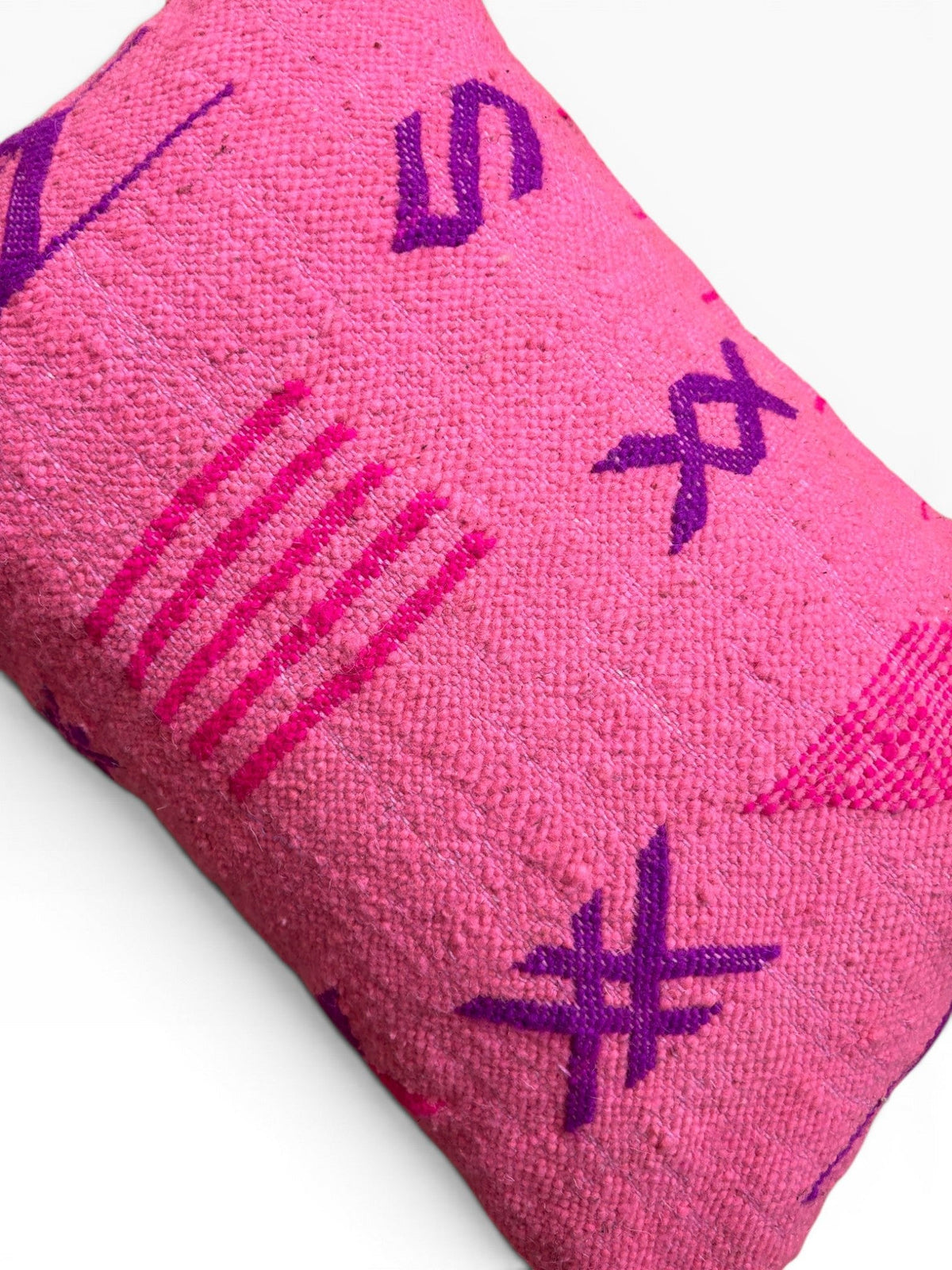 Das LEY! Kissen - Colorful Line PINK EDITION zeigt geometrische Muster in Pink, Lila und Magenta auf Weiß.