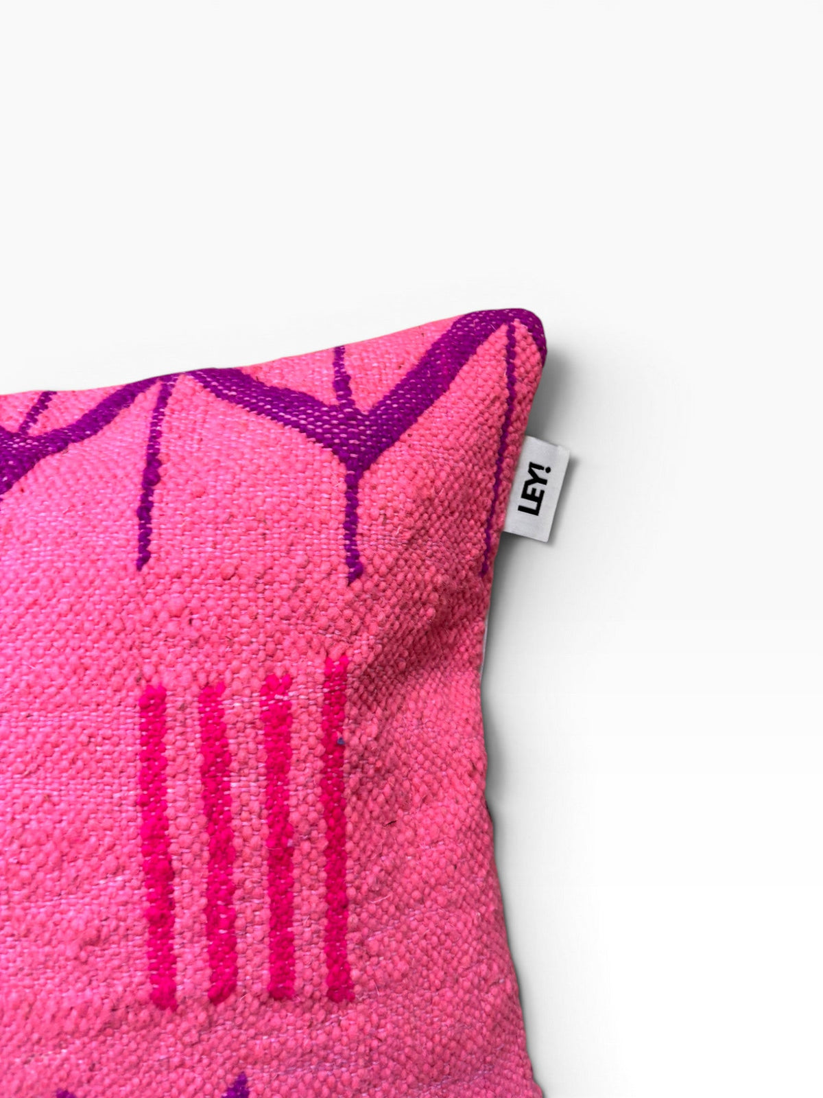 Knallpinkes LEY! Kissen "Colorful Line - PINK EDITION", 40x60 cm, lila/rote Muster, kleines weißes LEY!-Tag.