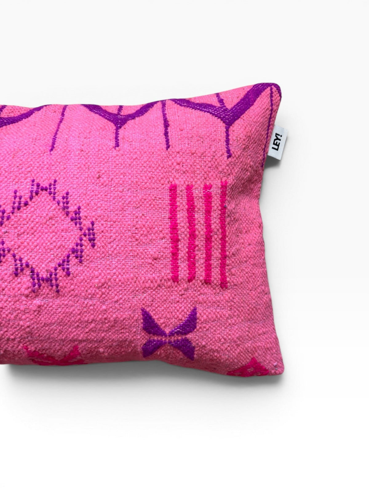 LEY! Kissen Colorful Line PINK EDITION 40x60, rosa mit lila/magenta Muster, handmade by LEY! auf weißem Hintergrund.