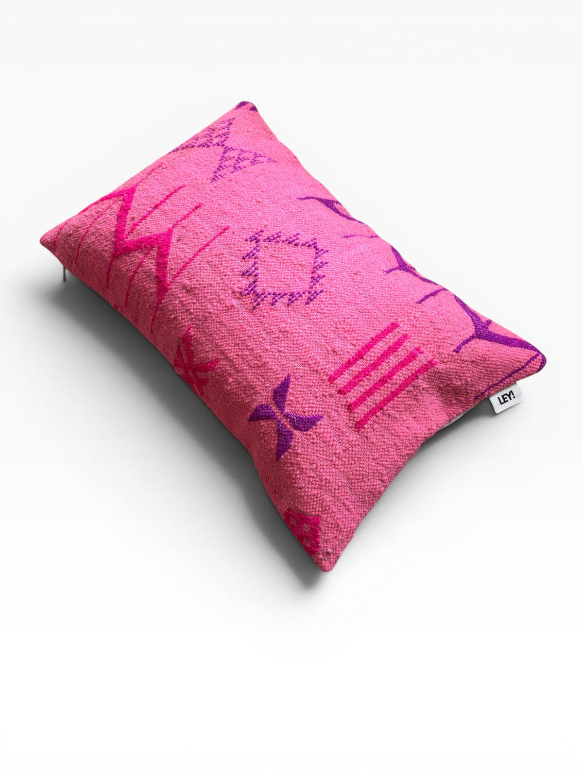 LEY! - Kissen Colorful Line PINK EDITION 40x60: Rechteckiges rosa Kissen mit lila geometrischen Mustern.