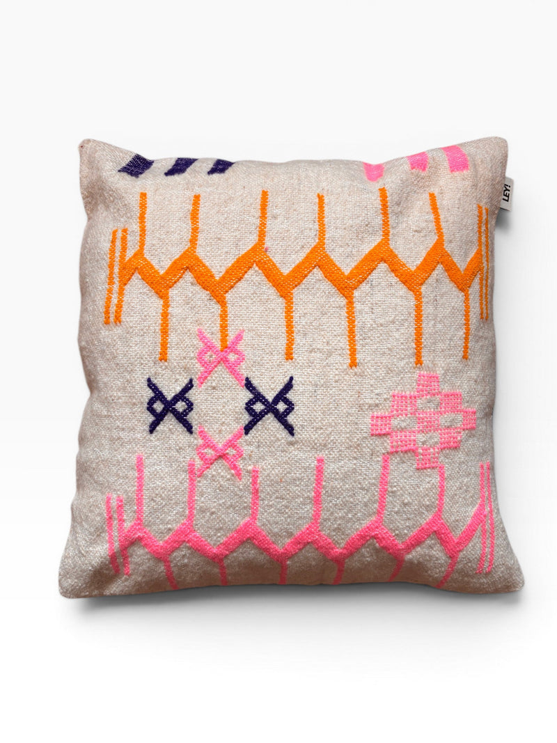 LEY! Kissen - Colorful Line 60x60: Beigefarbenes Kissen mit geometrischer Stickerei in Orange, Rosa und Dunkelblau von LEY!.