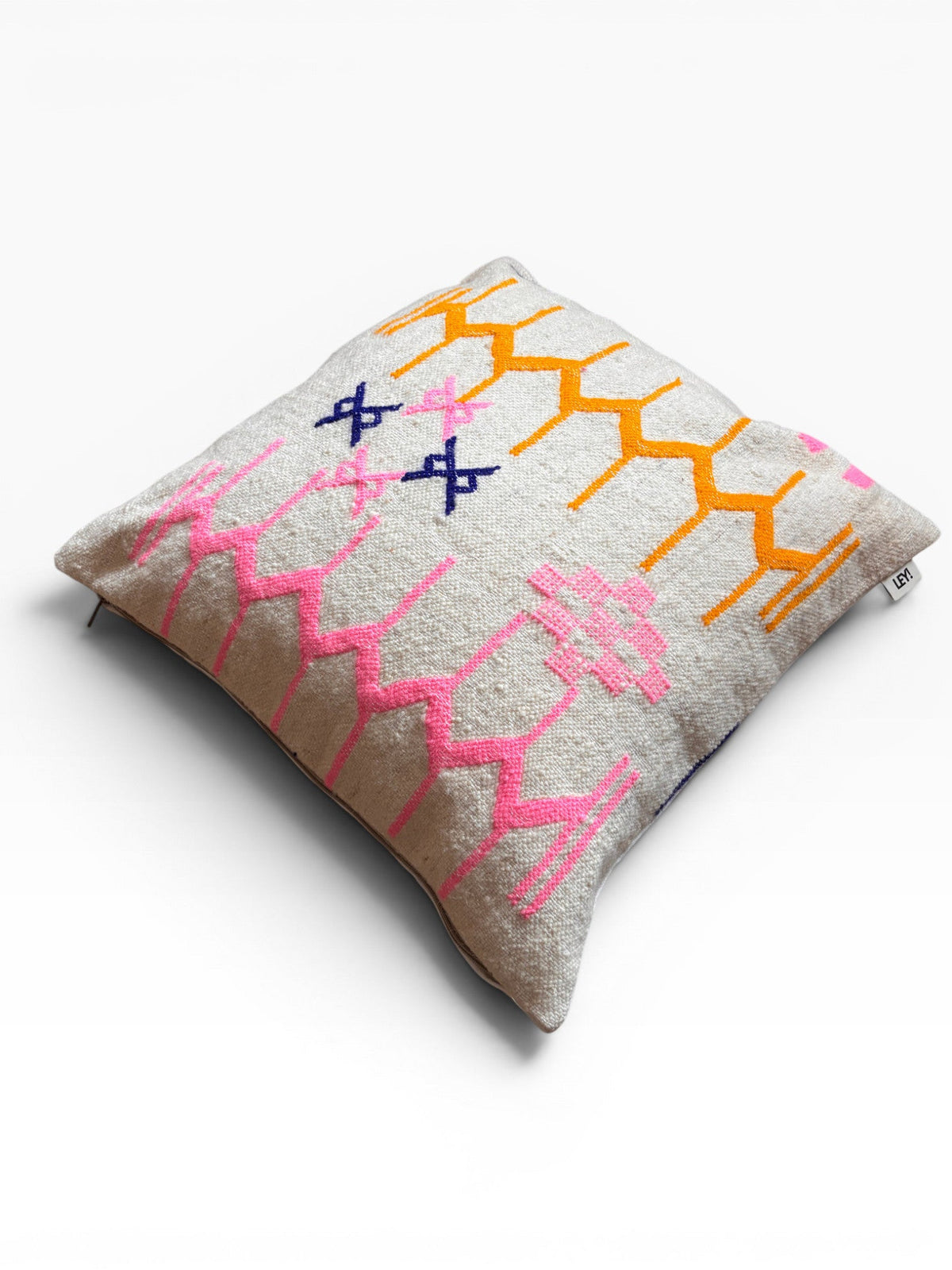 LEY! Kissen - Colorful Line, 60x60 cm von LEY! mit geometrischem Muster in rosa, orange und marineblau, Marrakesch Handarbeit.