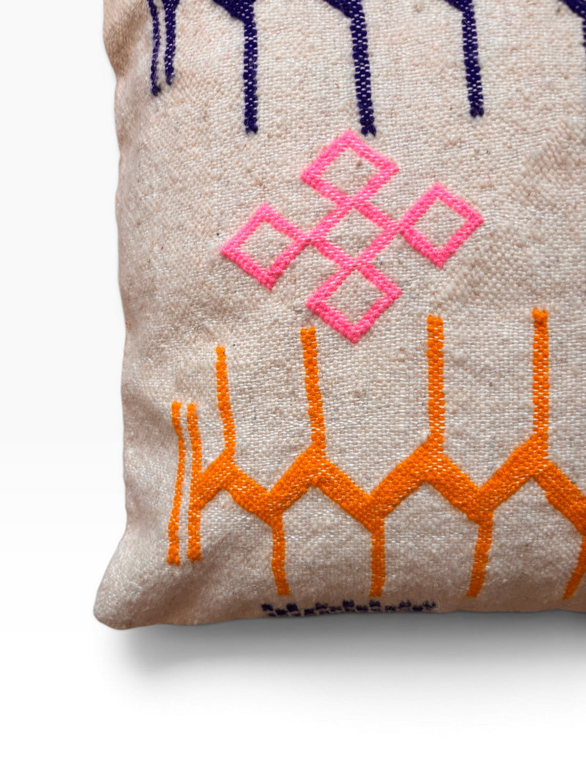 LEY! Kissen - Colorful Line 60x60 cm in beige mit geometrischer Stickerei in orange, rosa und navy auf strukturiertem Stoff.