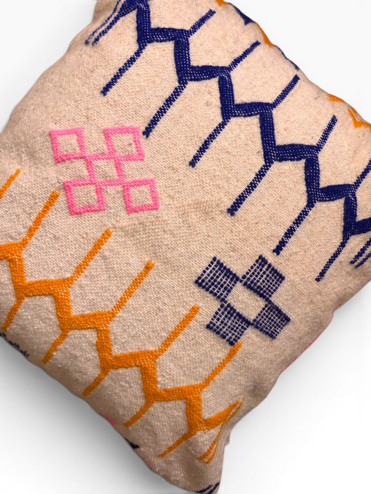 LEY! Kissen - Colorful Line 60x60 cm mit blauer, gelber & rosa geometrischer Stickerei auf hellbeige von LEY!.