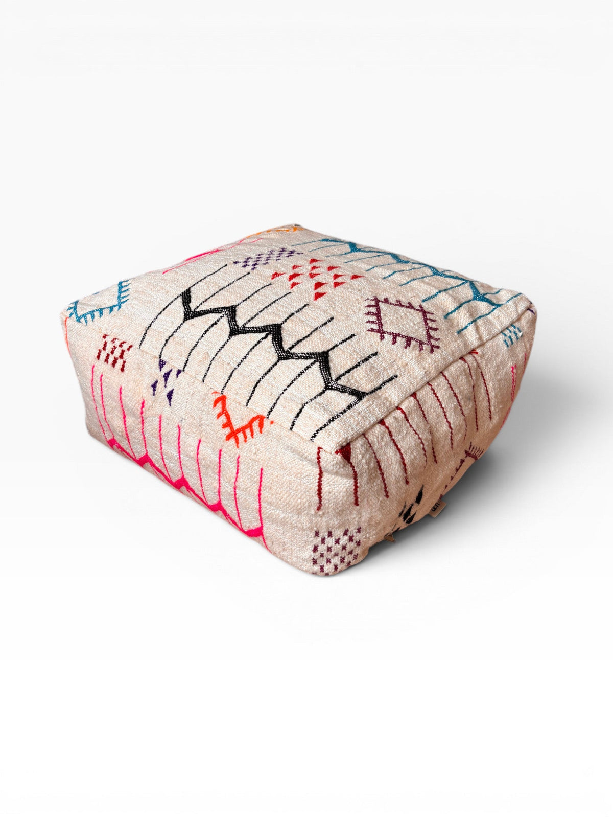 LEY! Bodenkissen - Colorful Line - Lana: quadratisches Boho-Kissen mit bunter geometrischer Stickerei auf Weiß.