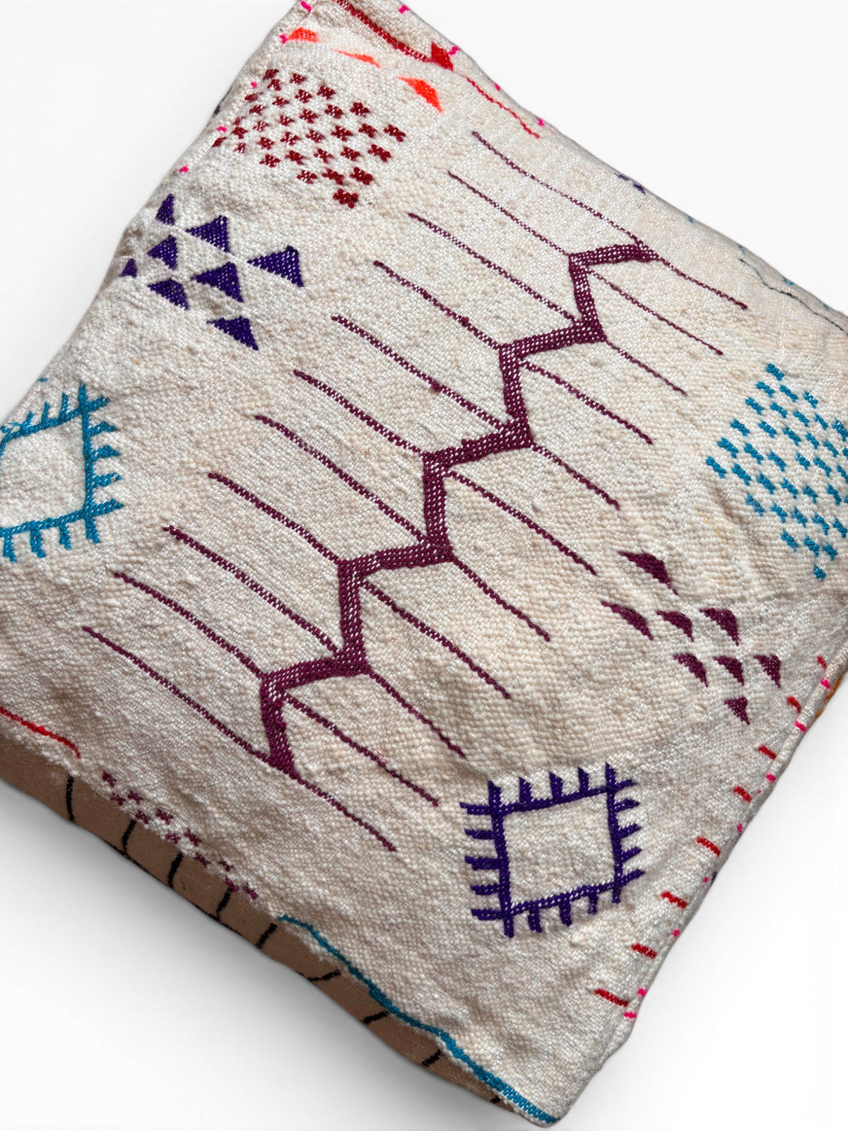 Bodenkissen - Colorful Line - Limana von LEY!: Ein quadratisches Kissen im Boho-Stil mit bunter geometrischer Stickerei auf Creme.