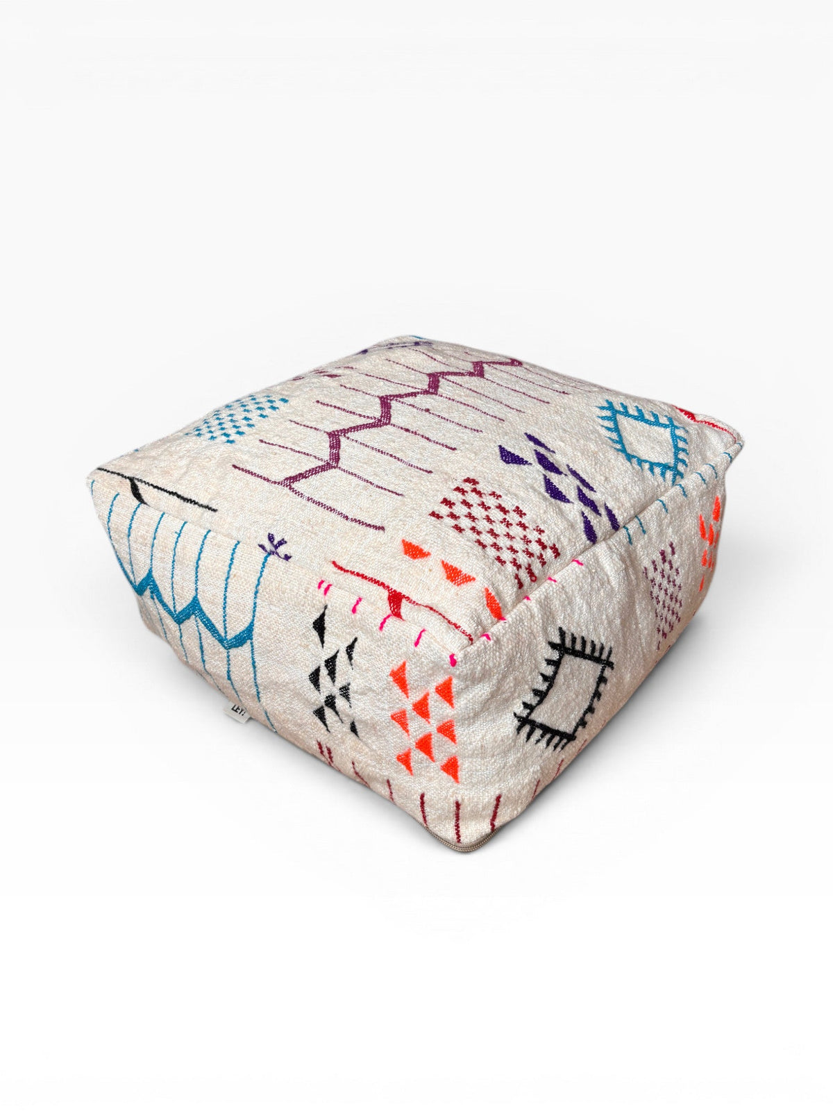 Bodenkissen - Colorful Line - Limana von LEY!: Mehrfarbige geometrische Muster auf beiger Wolle, dargestellt auf weißem Hintergrund.