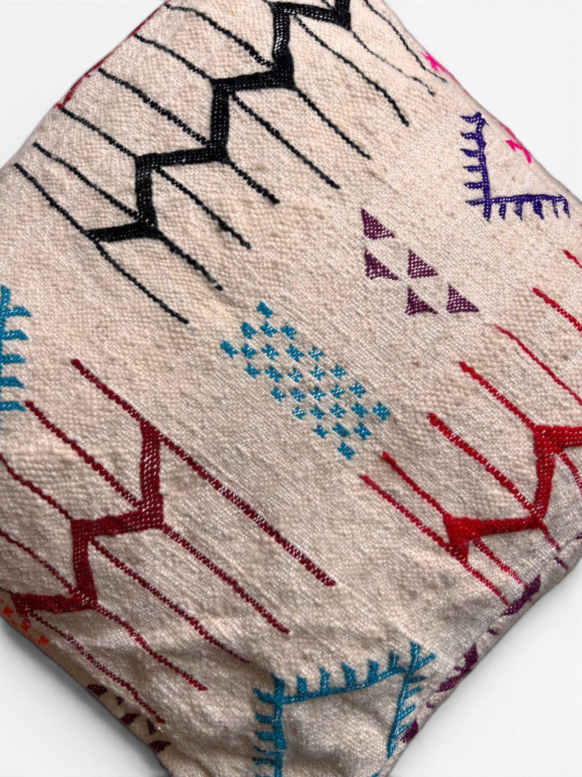 Bodenkissen - Colorful Line - Caria von LEY! in Schurwolle ist ein Boho-Sitzkissen mit geometrischen Mustern für stilvolle Räume.