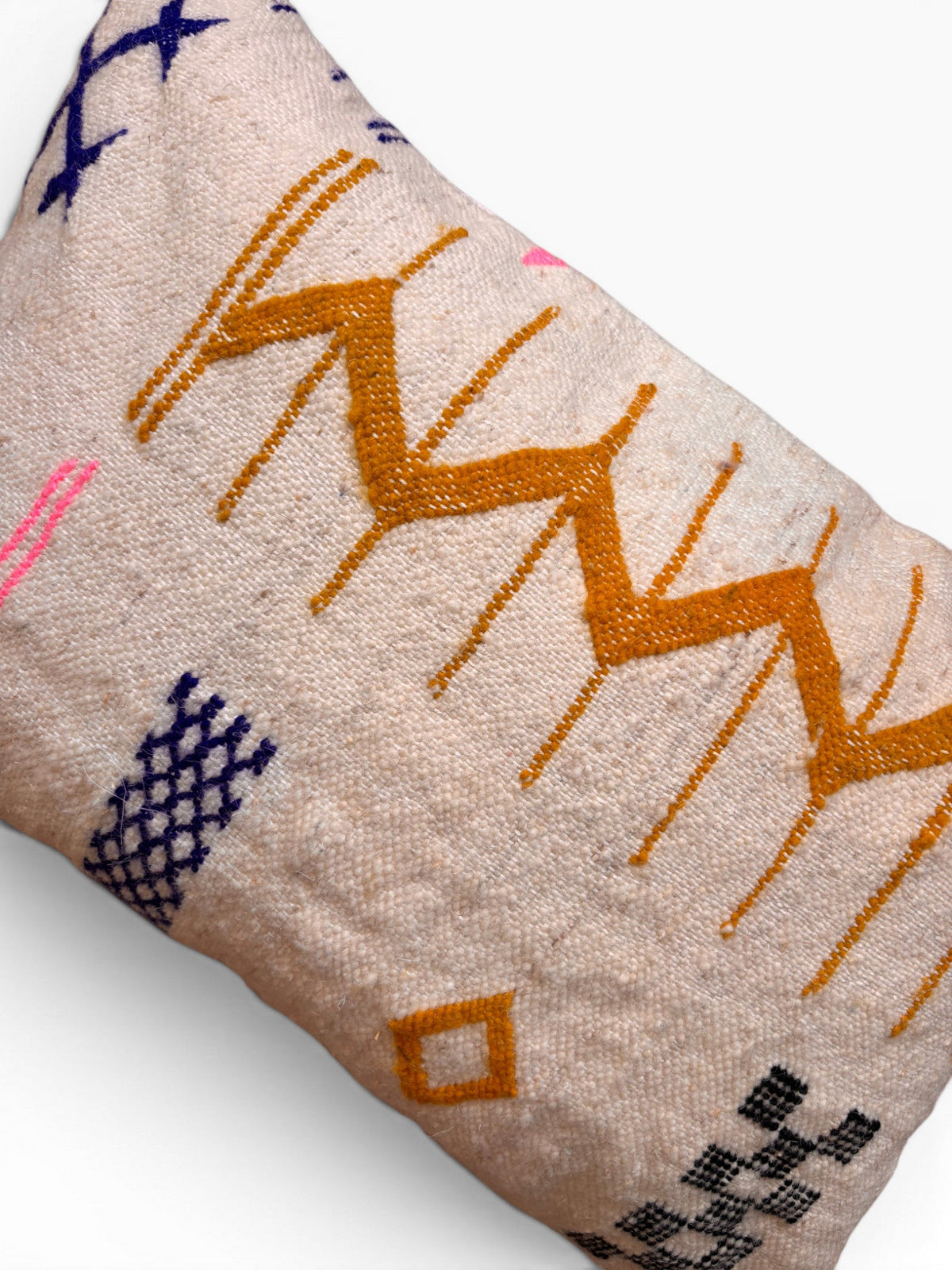 LEY! Kissen - Colorful Line, 40x60: Beigefarbenes Wollkissen mit gelber Zickzack-, Orange-, Pink- und Marine-Stickerei von LEY!.