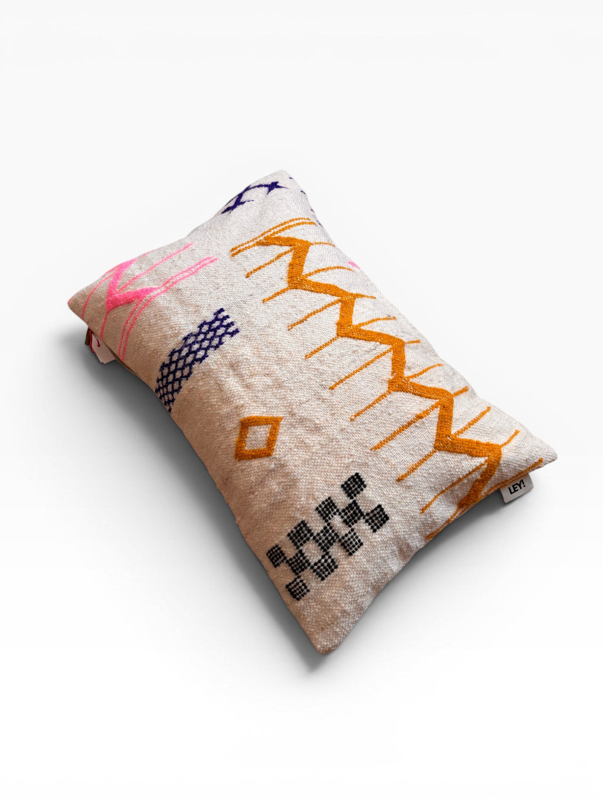 LEY! Kissen - Colorful Line 40x60 von LEY! zeigt abstraktes Orange, Pink, Schwarz und Blau auf hellem Beige.