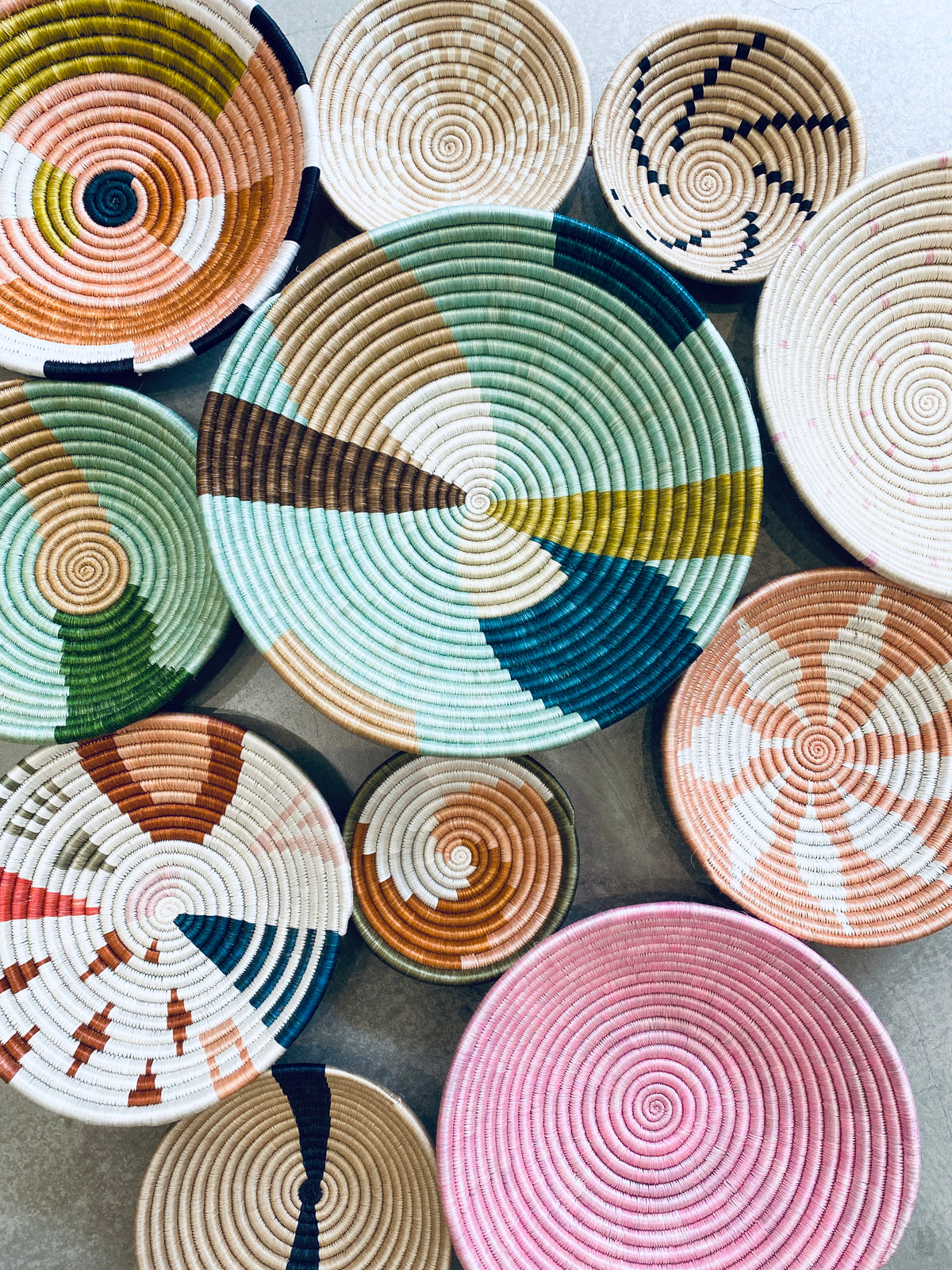 bunte Körbe aus Afrika. Brotkörbe, Pflanzenkörbe, Pflanzenhänger und Topfuntersetzer - alles handgemacht und Fairtrade hergestellt. 