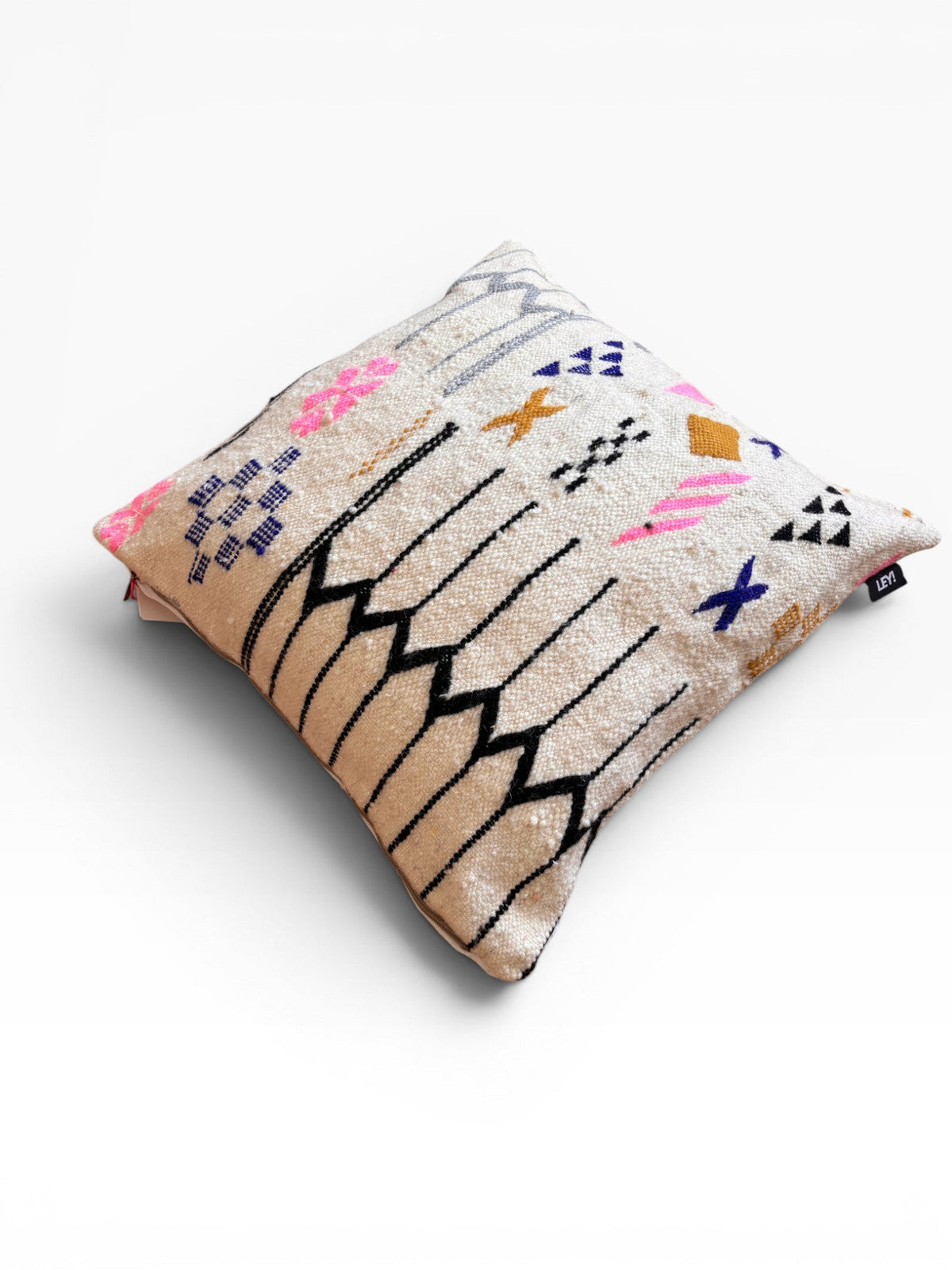 LEY! Kissen - Colorful Line 60x60 von LEY! zeichnet sich durch den Marrakesch-Stil, bunte geometrische Muster und schwarze Zickzacklinien aus.