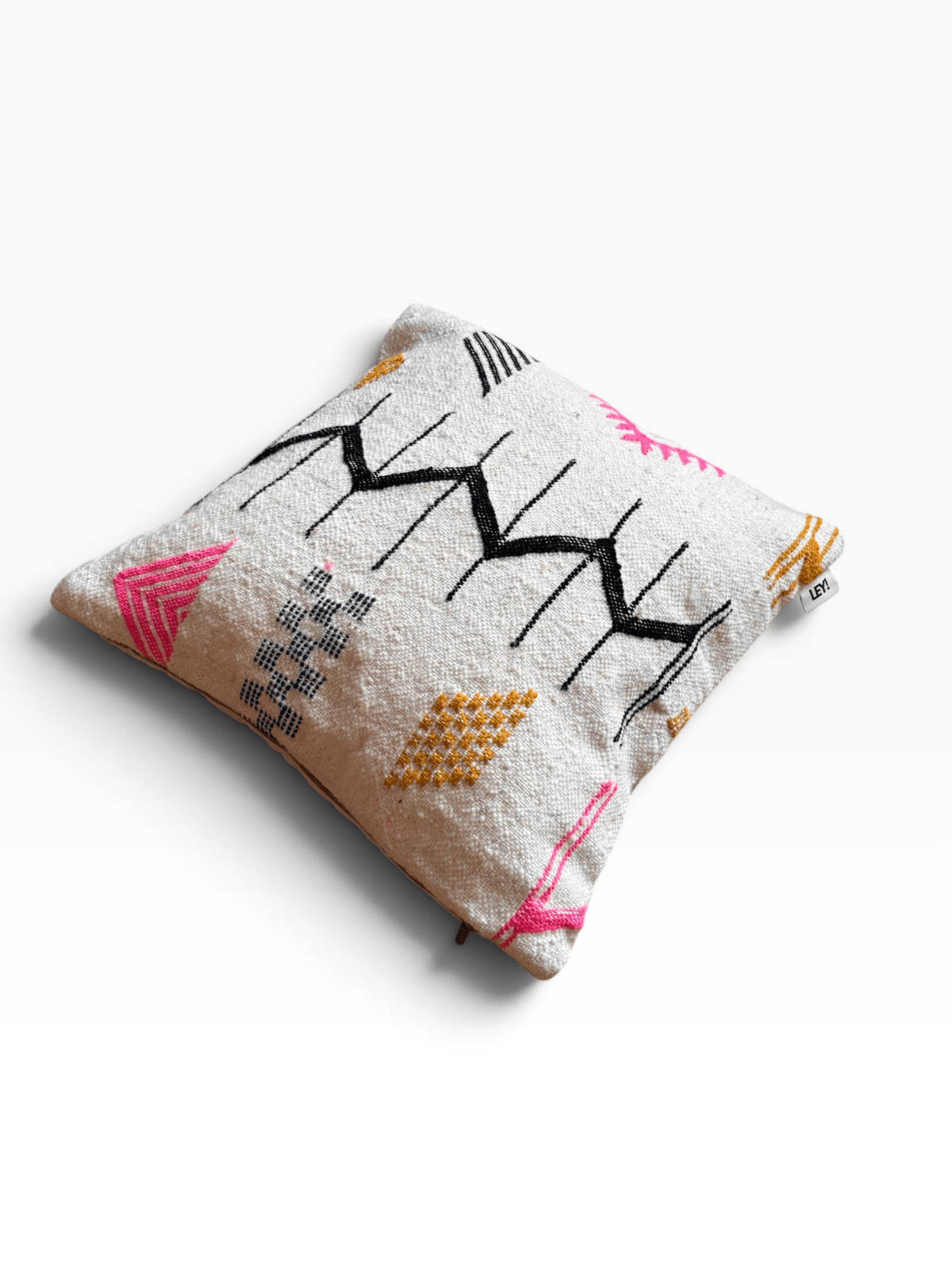LEY! Kissen – Colorful Line – Quadratisches Zierkissen (50 x 50) mit handgestickten geometrischen Mustern in Schwarz, Rosa und Gelb.