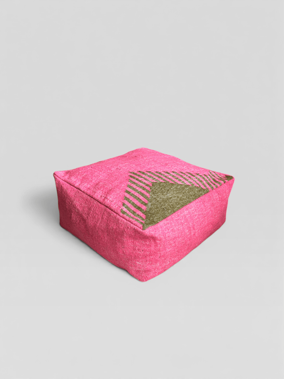 Das LEY! Bodenkissen – Colorful Line – Amira ist ein rosa Sitzkissen im Berber-Stil mit einem goldenen geometrischen Muster.