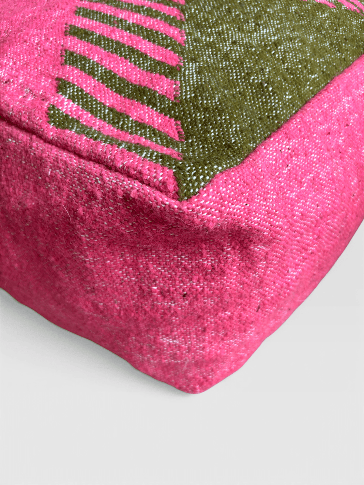 Eine Nahaufnahme des LEY! Bodenkissens – Colorful Line – Amira mit einem grünen und rosa geometrischen Muster auf der Oberseite.