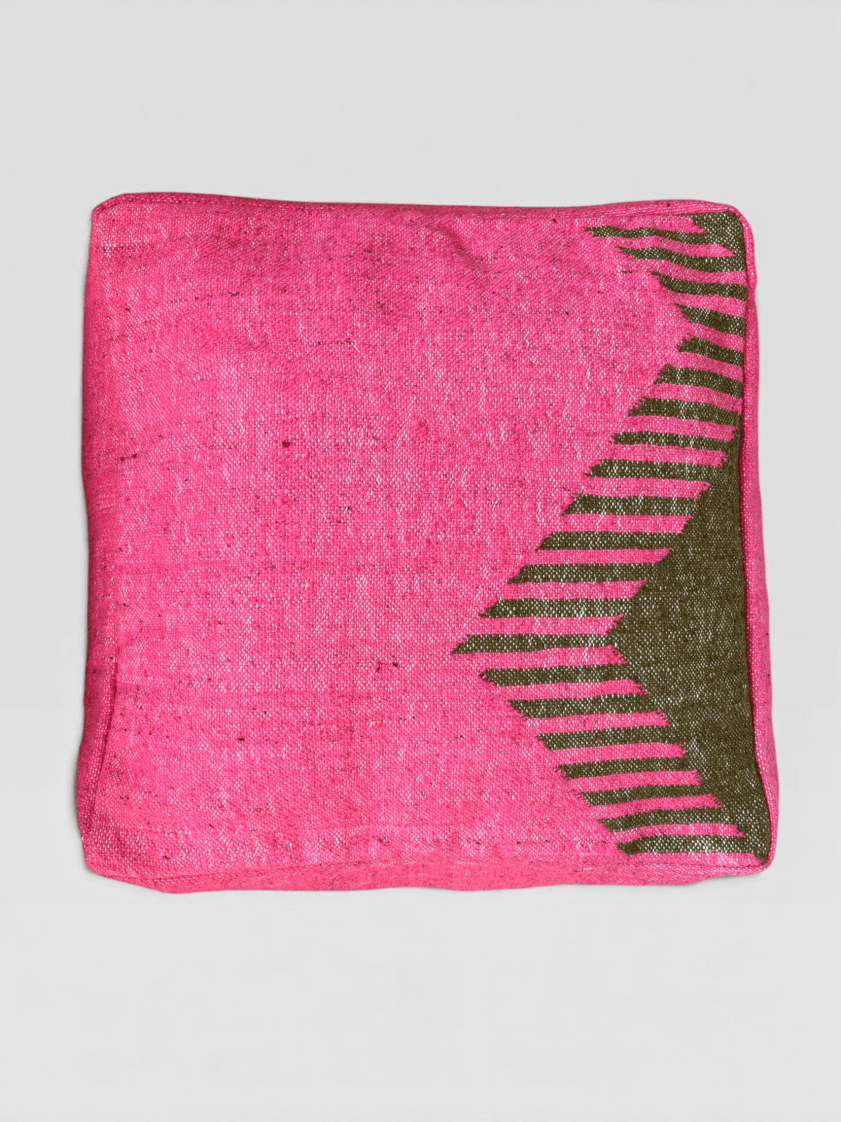 Colorful Line – Das Bodenkissen „Amira“ von LEY! besticht durch rosa und grüne Chevron-Streifen – ideal für einen Boho- oder Berber-Einrichtungsstil.