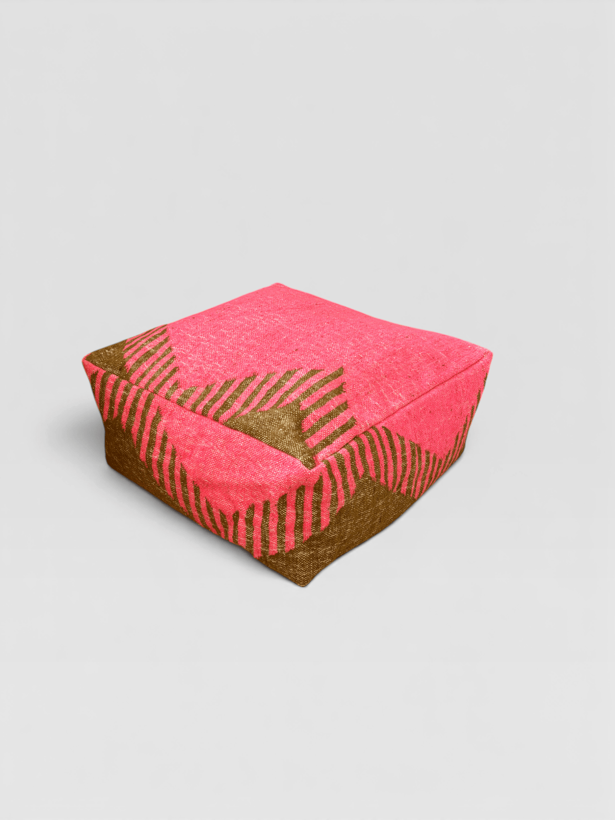 LEY! Bodenkissen – Colorful Line – Relana: Quadratisches Kissen mit rosa-braunem geometrischem Muster auf weißem Hintergrund.
